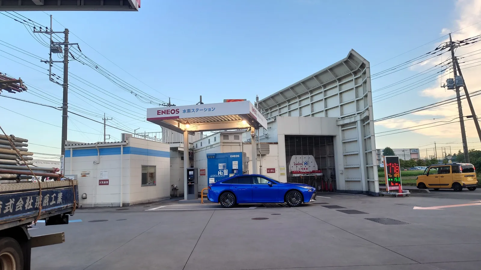 今日は仕事で東京あきる野市⇔長野県佐久市
　
往路
①出かけようとたら日の出と青梅間で車両火災のため通行止め。
仕方なく青梅から入ったら、ちょうど規制解除。
青梅で流出しちゃった車はかわいそう、知らずに並んでいる車も･･･
入間も同じ状態。
ああ教えてあげたい｢通行止め規制解除されたよ｣と🤣
②狭山日高で給水素(高崎の水素ステーションは定休日)
③嵐山小川あたりで車5,6台の衝突事故で渋滞。
④ぼちぼち順調、でもアタマの悪いドライバーの車が数台居た。
高速走らずに下道走ったらどうだ?
 
復路
①軽井沢手前で工事のため渋滞。
②坂戸西先頭で事故渋滞。
③圏央道鶴ヶ島はいつもの交通集中渋滞。
④狭山日高から先も渋滞の様子、折角なので再び狭山日高で給水素
一般道も混んでいたのでイチかバチかで再び高速に乗ってみた。
⑤渋滞の先頭は入間インター手前の坂。
みんなアクセルふんで駆け上がれや!!

佐久から返ってくるのに4時間もかかったさ･･･
　
そして、帰りの寄居PA通過時に走行距離1000kmに。
　
で、やはりアタマの悪いドライバーの車が数台居た。
どうにかならないものか😁