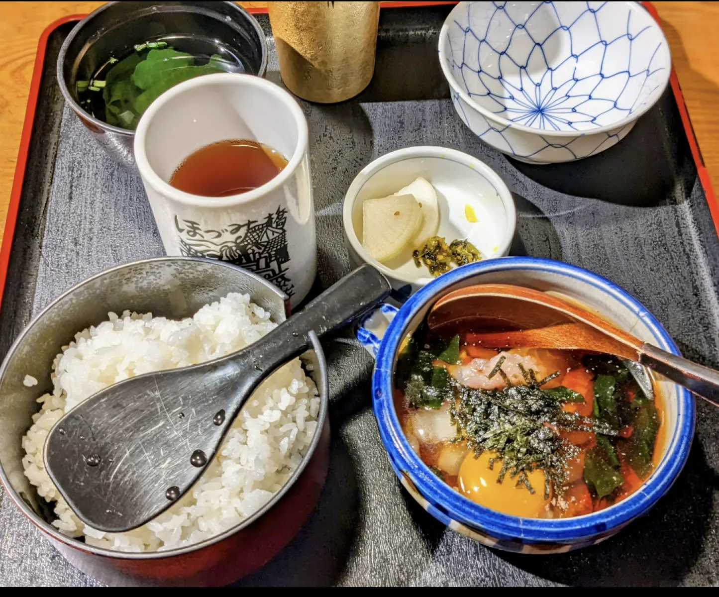 昨夜はホテル近くの【ほづみ亭】で鯛めしやハマチのかぶと焼きを堪能しました✨

鯛めしと聞くと、お米にまるごと鯛をのっけて土鍋で炊いたイメージがありましたが、宇和島の鯛めしは出汁に卵・鯛のお刺し身を入れて、ご飯にかけていただく漁師めしでした♫