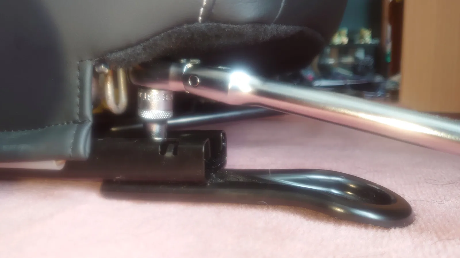 純正レールを外すのにTONEの薄い頭が前後に振れるレンチを買いました
シート交換のときにこれ買っておけばなぁと後悔
薄いタイプのお陰で椅子とレールの間に差し込むことができました、多分普通の奴だと入らなかったね