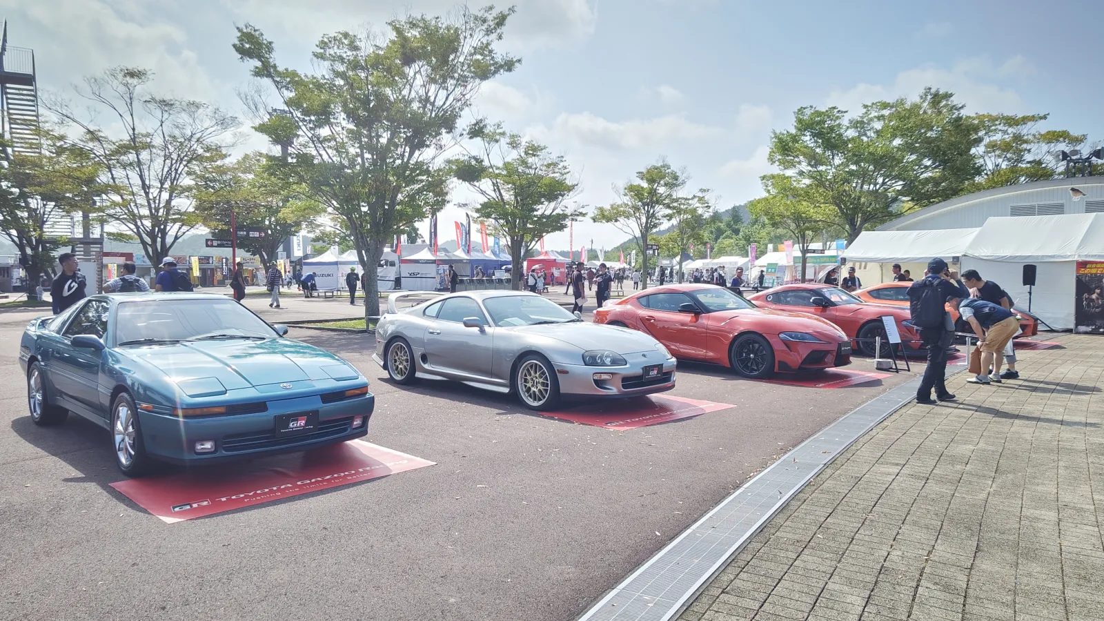 茂木で実施したスーパーフォーミュラの会場にて歴代スープラが展示されてました
なぜか一番手前の70はUSの左ハンドル＆マイル表示のメーター