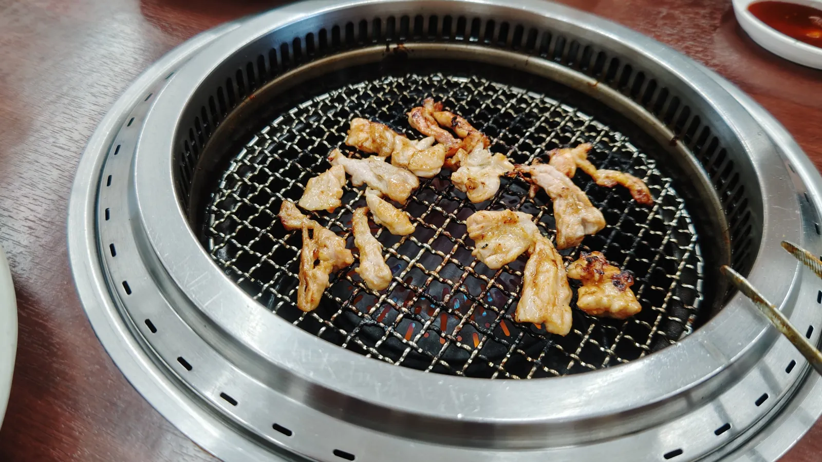 焼けたお肉を特製の味噌ダレにつけて食べると、あまりの美味しさにほっぺたが静かに落ちていきました(^q^)

暑さで食欲があまりなかったですが白飯がみるみる無くなっていきました🍚

食事を終えて宿に戻りながらJSPORTSで予選の中継を観ていたら、なんと推しの#16 ARTAがポールポジション獲得❗️

明日の決勝が楽しみです🍀