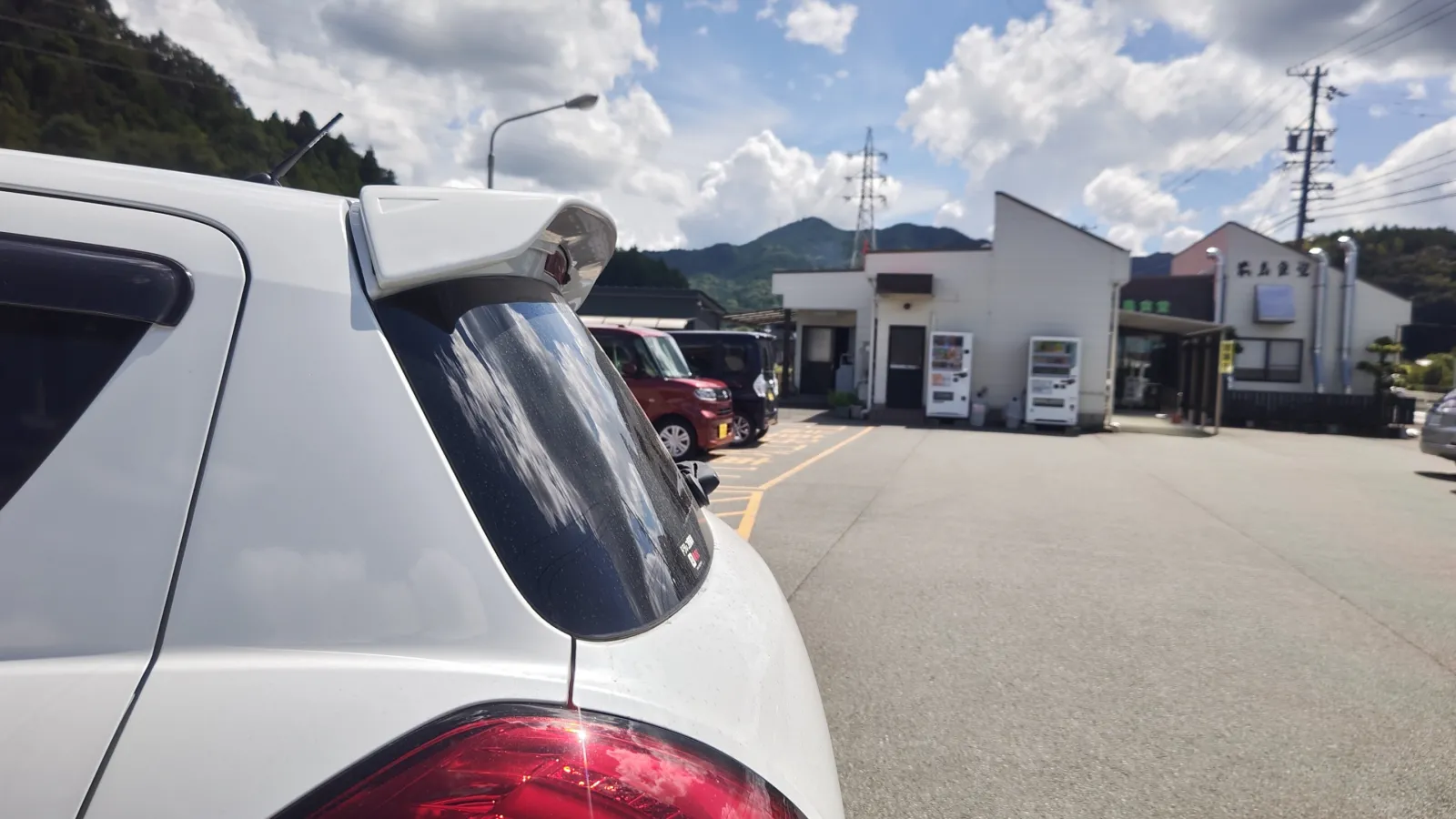 今週末は鈴鹿サーキットでSUPER GT第5戦ということで三重県に来ています🏎️

予選日の今日は、いつも通り午前中のフリー走行中にサーキットを練り歩いて写真を撮り、予選は涼しいところで観たいので昼にはサーキットを脱出という感じに

美味しいごはんを食べようと鈴鹿サーキットから40分ほど移動し、松阪市の前島食堂というお店にやって来ました