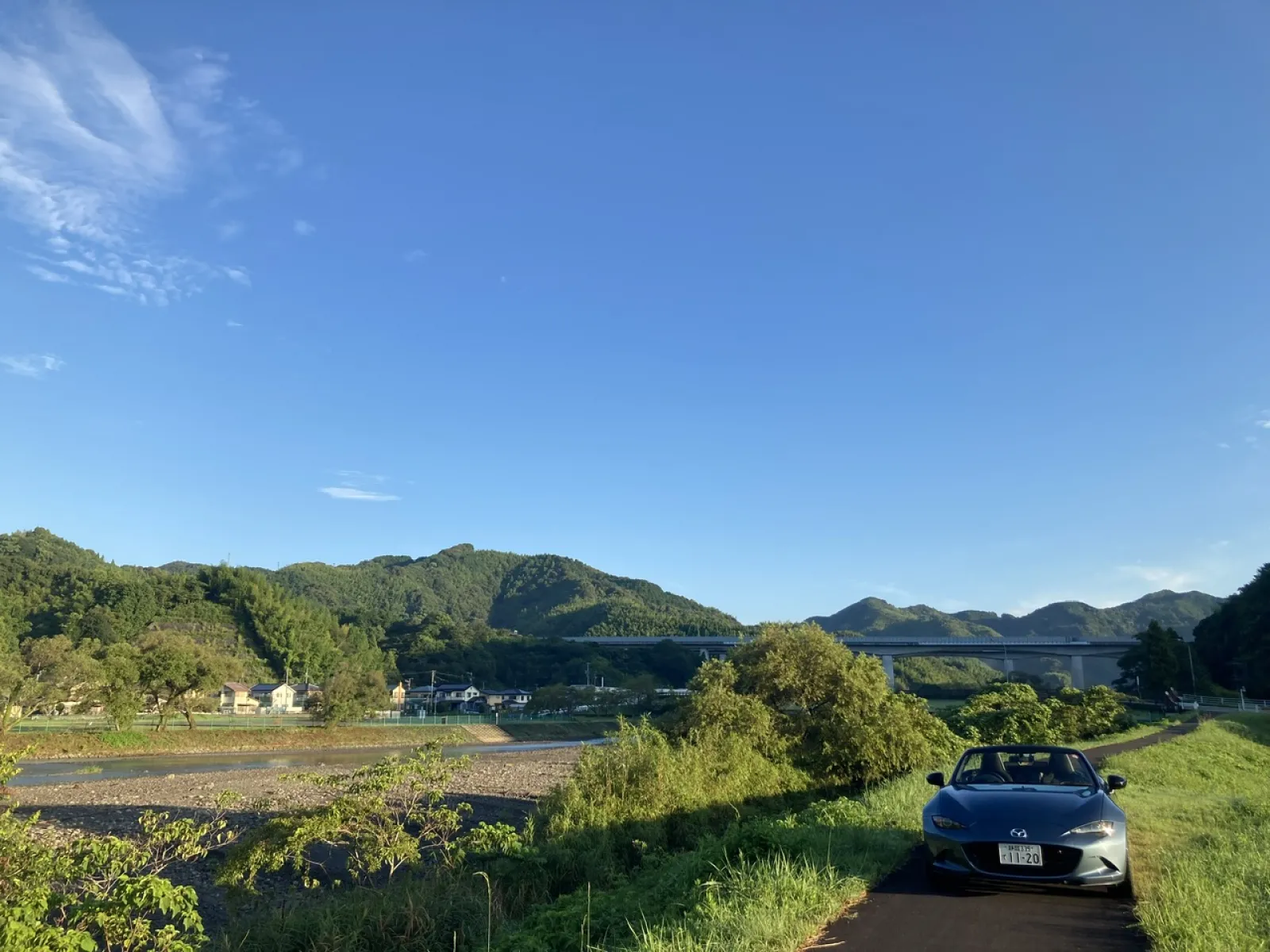空は澄んでいて、秋の気配を感じます。ロードスターのオープンのいい時期に入って来始めた感じがあります。