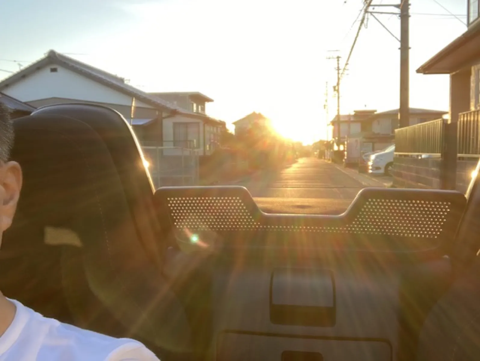 涼しいうちにロードスターのオープンドライブに出かけましょう。朝から☀️が強く差し込んできます。やはりロードスターはオープン走行が楽しい特別な車です。昨日は中古ＣDのホルストを手に入れて来たので、オーケストラを楽しみながら１時間くらい朝の空気を感じて来ましょう。学生の頃にはＬＰレコードを持っていました。これも中古品でしたね。ＣDが出た時は
音の乾き感の高音の響きに感動しました。抜けて行く音質がイコライザーで調整したかの感覚なんだと思います。私のNDのＳは、ノーマルスピーカーでしたが、高速道路でオープン走行しながら、大音量で使いすぎて音割れしたために、ケンウッドの互換品に交換してありまず。
音質がNBのBOSEに近くなり、いい感じになっています。アンプパワーの余裕があるともっと良くなるはずですが・・・そこまではしてないです。