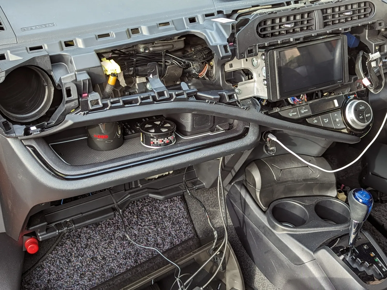 さて愛車アクアが戻ってきました。
気になっていた、ディスプレイオーディオから
出てる２本のケーブルの取り回しを
やり直すことにしました。
とりあえずパネルをガバッと外しちゃいます。
