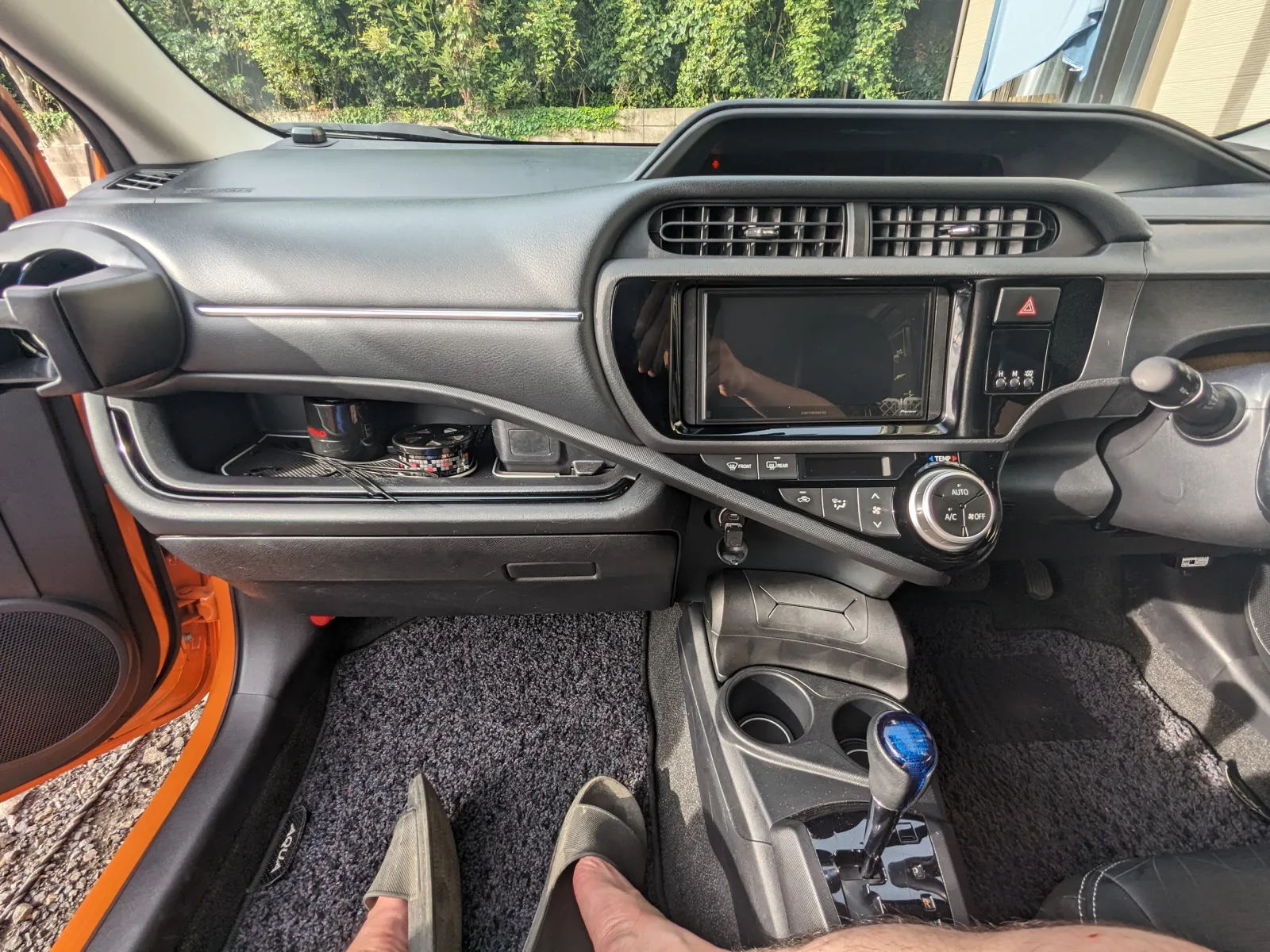試運転でワイヤレスアダプタの電源ランプが
点かないハプニングがあったけど
USBケーブルを交換して無事成功。
あとはダッシュボードに全部収めて蓋をして
元通りに戻すことができました。

実は作業開始は昨日の夕方。
オートバックスの駐車場でやり始めたけど
夕方の暑さに負けてちょっと中断。
一晩おいて今朝、改めて作業を続けました。
今のところワイヤレス接続がいまいち
確実ではないのですが、その辺りは
信頼できるアダプタを探して、改めて
やり直しましょうか。

DAの使い心地ですが、満足ではないです。
特に地図とradikoのタイム／エリアフリーを
併用するのがうまくいかないです。
やはりナビ機能はDA本体で完結したいですね。
あとDA本体だけでYouTubeが見られる
…そうなのですが、これもイマイチ。
fire tv stickで見た方が動作が軽いです。

さ、仕事探しを再開しますか。