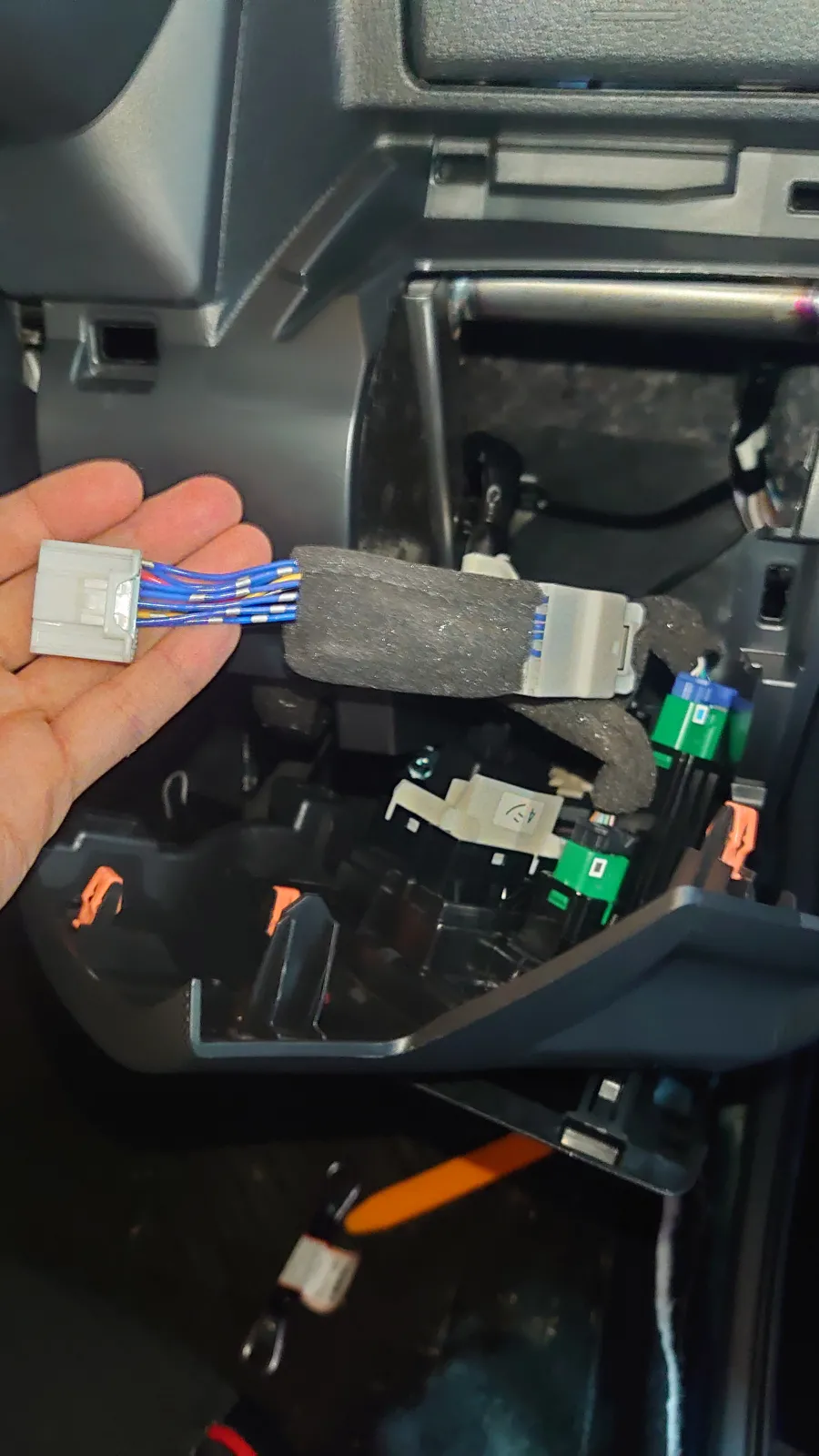 次にバッテリーを切ってる間に内装側の電装をヤる
指示通りに内装を剥がしてスイッチの裏にアイドリングストップキャンセラーを取り付ける
これでエンジン始動と同時にアイドリングストップボタンの信号が自動で発信されてアイドリングストップ機能が停止するという優れもの