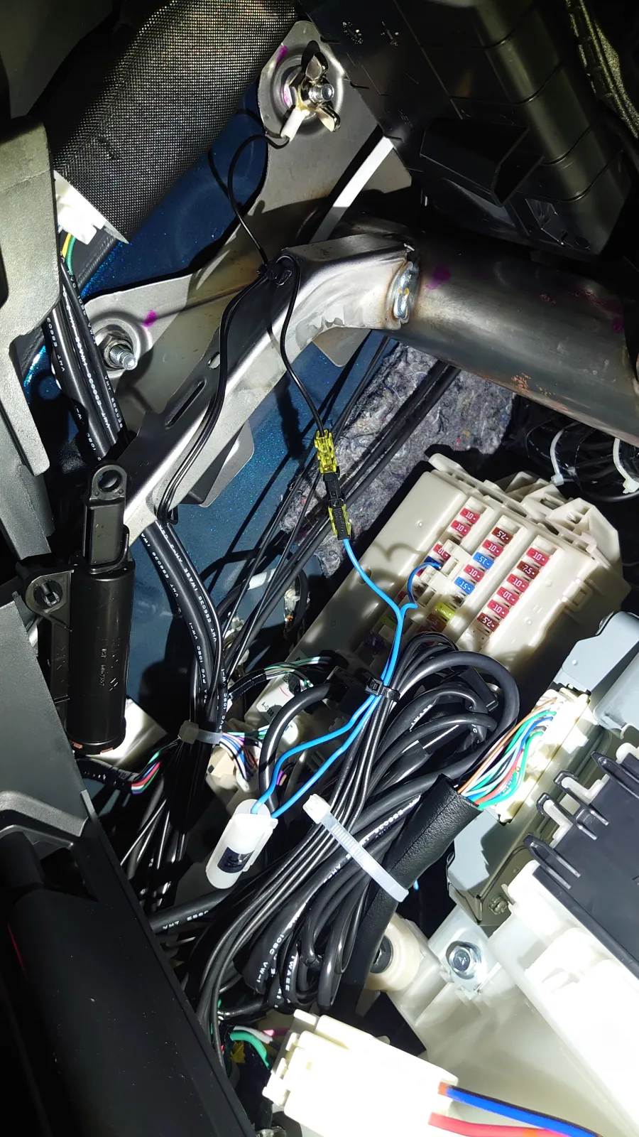 先程のウォッシャーのヒューズから取った電源を接続コネクターで短くしたUSBへの変換器へと繋げる
ボディアースは適当
これで車内でみっともない配線はまだ無いハズ