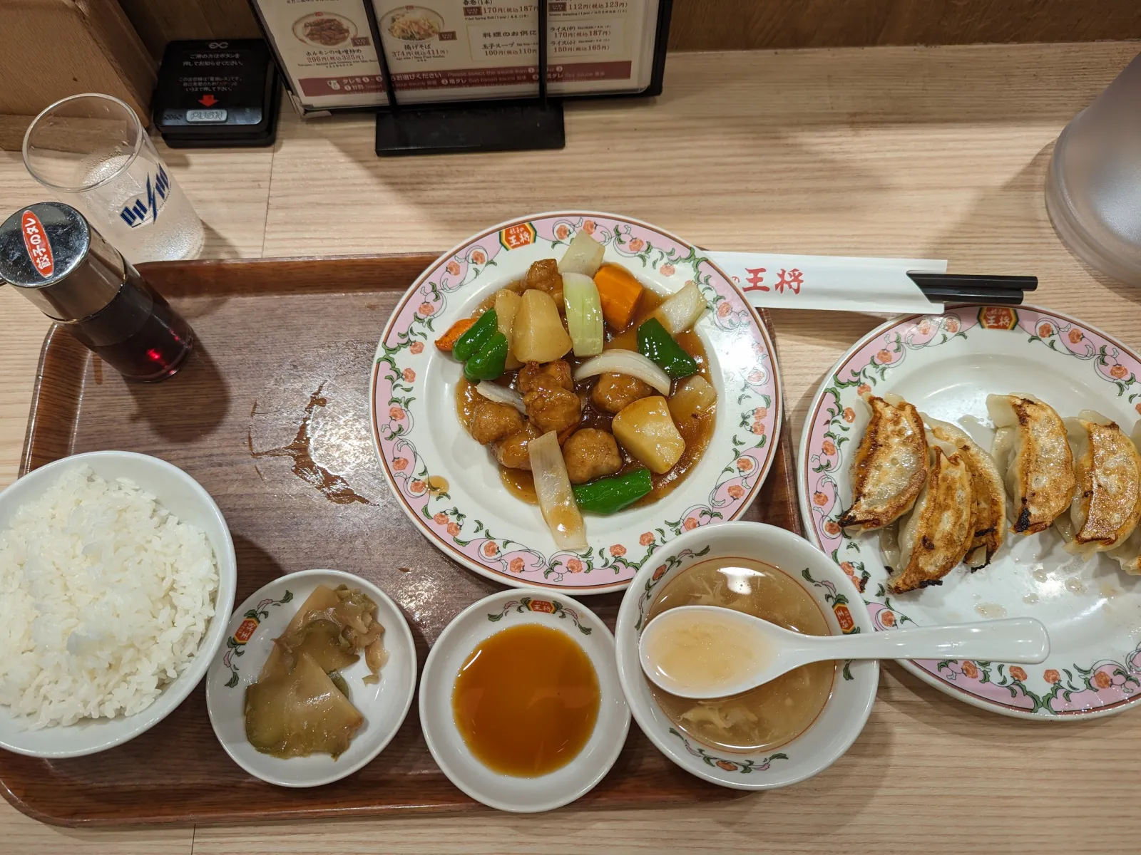 餃子の王将さん(さいたま町谷店)に着いて
回鍋肉定食を食べる気満々でしたが
メニューを見て気が変わりました。
何年か振りの、裸のぶた…素豚
違った、酢豚定食にしました。
炒めが比較的浅く、シャキシャキな食感。
パイナップルが入ってないことが
ちょっと不満でしたが(笑)、それでも
美味しく頂きました。ごちそうさま！

で、いざ帰宅。駐車場で
ラジオがどうにかならんかと調べたら
「radiko auto」というアプリを発見。
詳細を見たら、SDLという車載規格に
対応してるアプリとのこと。
SDLはapple CAR Playや
Androidオートと同類ながら別な規格。
先日借りてたアクアやヤリスにも
搭載はされていましたが、現時点で
トヨタはSDLを見捨てたみたい。
検索しても、トヨタの最新版はみんな
AndroidオートとCAR Playばかり。

閑話休題。
とりあえずradiko autoをスマホに入れて
最悪青舌つなぎで聴こうと思い
スマホでradiko autoを起動。そしたら