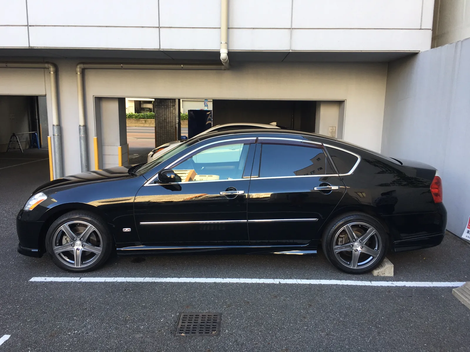 重くて遅いし、街乗り5〜6リットルだし、古いから水回りは壊れるし、オイルは燃えるし、柄悪そうだし