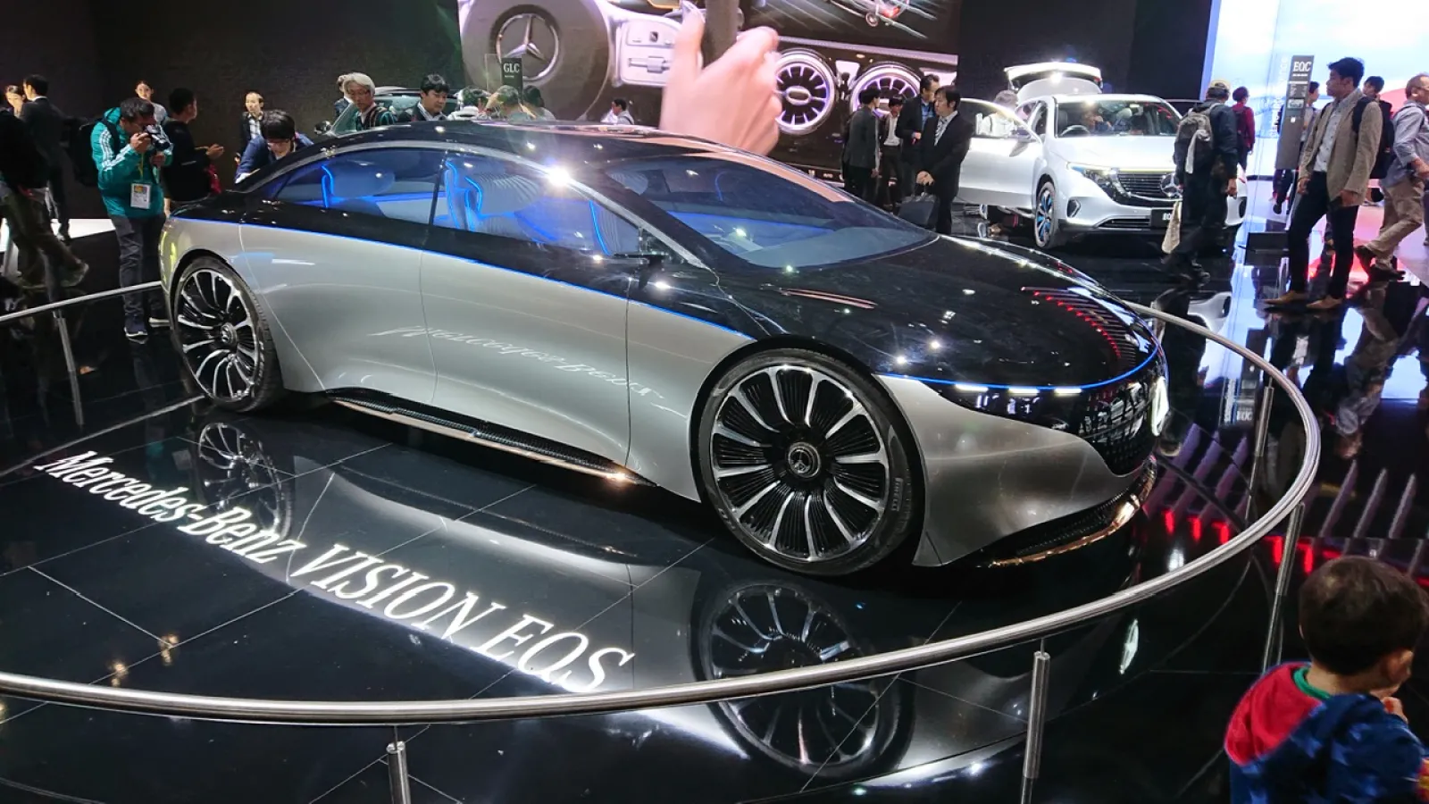 いつしかのオートサロンでの1枚!!

車体全体が丸みを帯びており、空力等を徹底的に検討し尽くしたボディなのでしょう。
ledもふんだんに使用されており、とっても近未来感タップリで、ワクワクしますよね！
あと、この子はボディに対するタイヤサイズがとっても大きいので、威圧感もあり格好いいです。