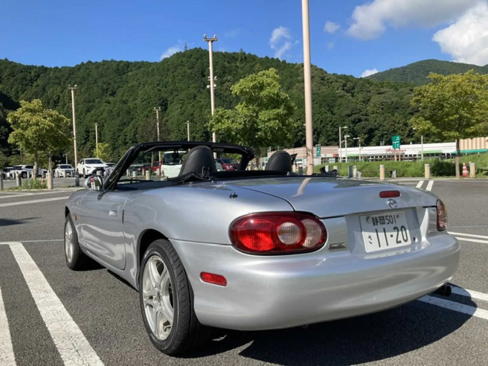 今日は祝日、休みに出来ているので、やや足を伸ばして、箱根ワインディングと伊豆スカイラインを走ります。ここは新東名の上り静岡サービスエリア、NBフルオープンにして、120k m/ｈの制限速度で巡航します。絶好調です。仕事の精神的な疲れがようやく取れて来ました♪

さぁ、走り回って行きましょう。