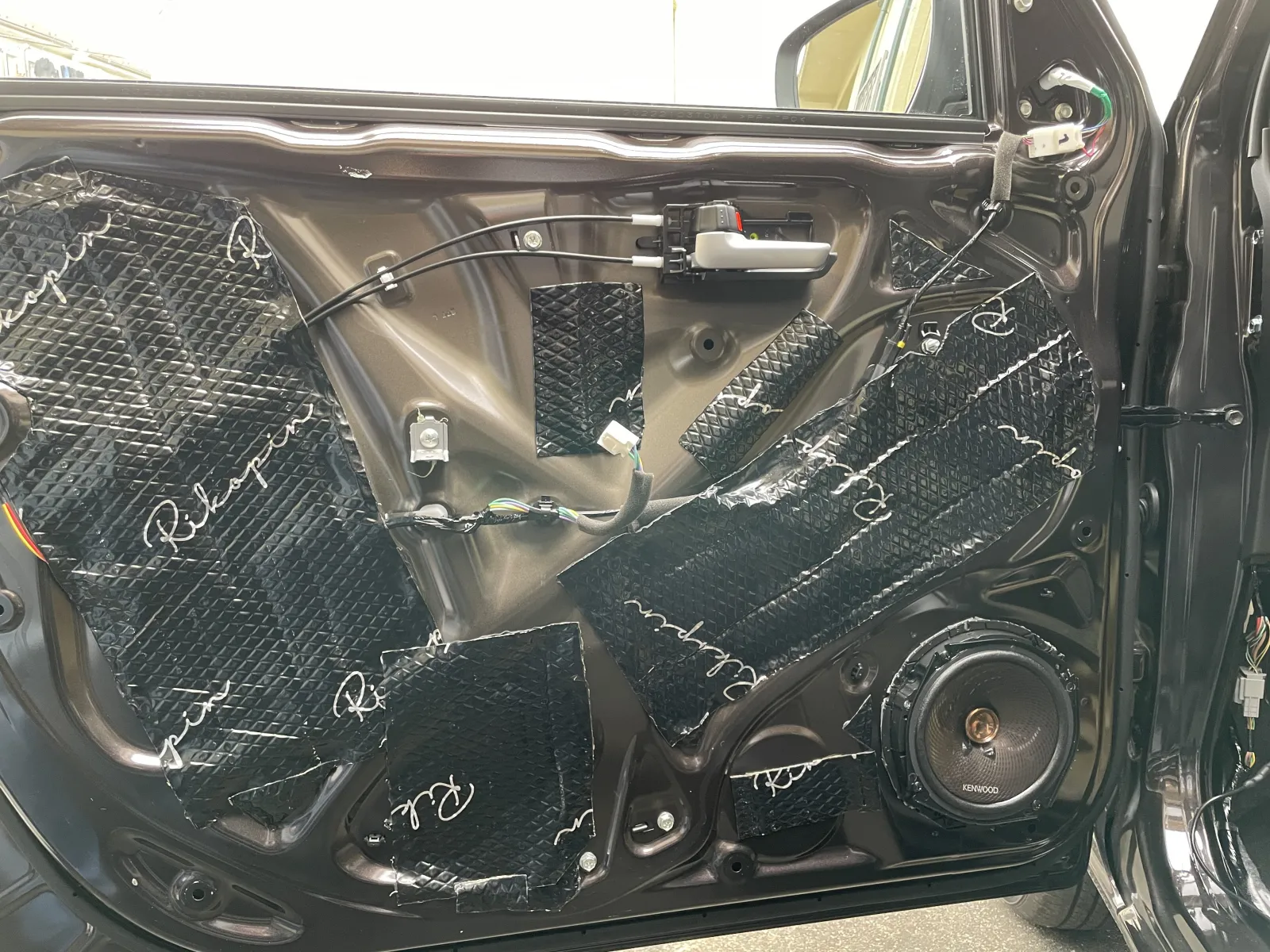その後スピーカーを取り付けてドアパネルの穴という穴を制震材（この写真の黒い部分）で塞いでいきます。最後にドアの内張を元に戻せば完成。
こうやって書くと簡単なんだけど作業は6時間かかりました。
使用機材
　スピーカー:KFC-RS174S(KENWOOD)
　制振材:リコピン
　防音断熱シート、吸音材:アマゾンで適当に買いました。