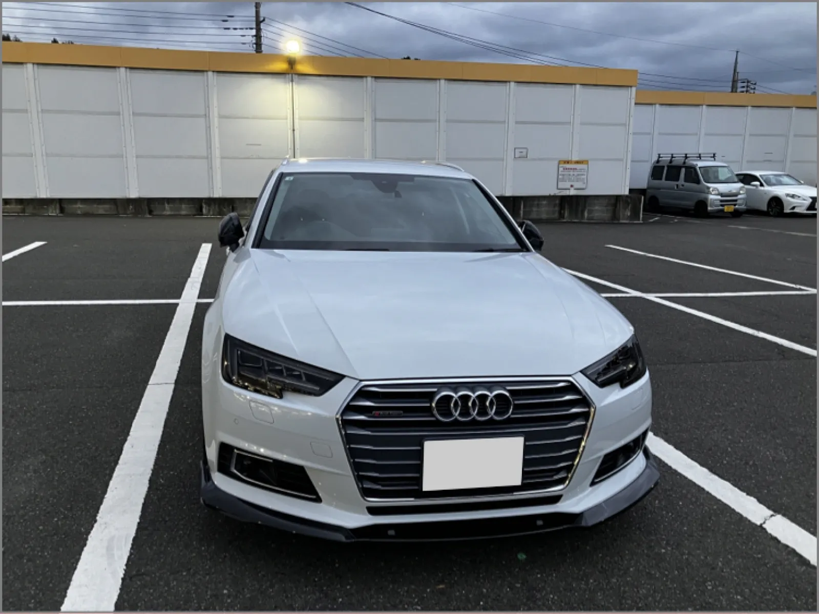 アウディあるあるのヘッドライトに入った細かいクラックを修理してもらいました！

今後の防止のためにフィルムの施工！！