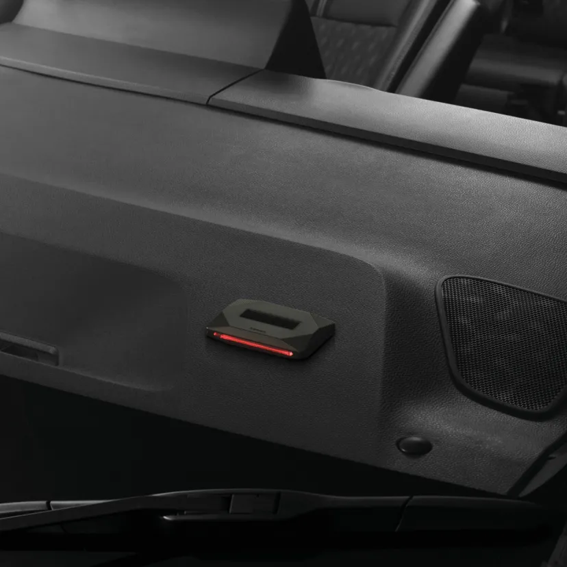 ソーラー充電＆光センサー内蔵で夜間に自動点滅！【2023-24年 秋冬CarGoodsマーケット通信】光で防犯のカーセキュリティ、ニューフェイス