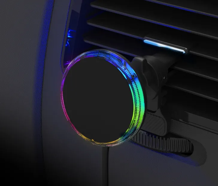 LEDアンビエントで車内空間を妖しく彩る！【2023-24年 秋冬CarGoodsマーケット通信】演出系スマホホルダーの可能性
