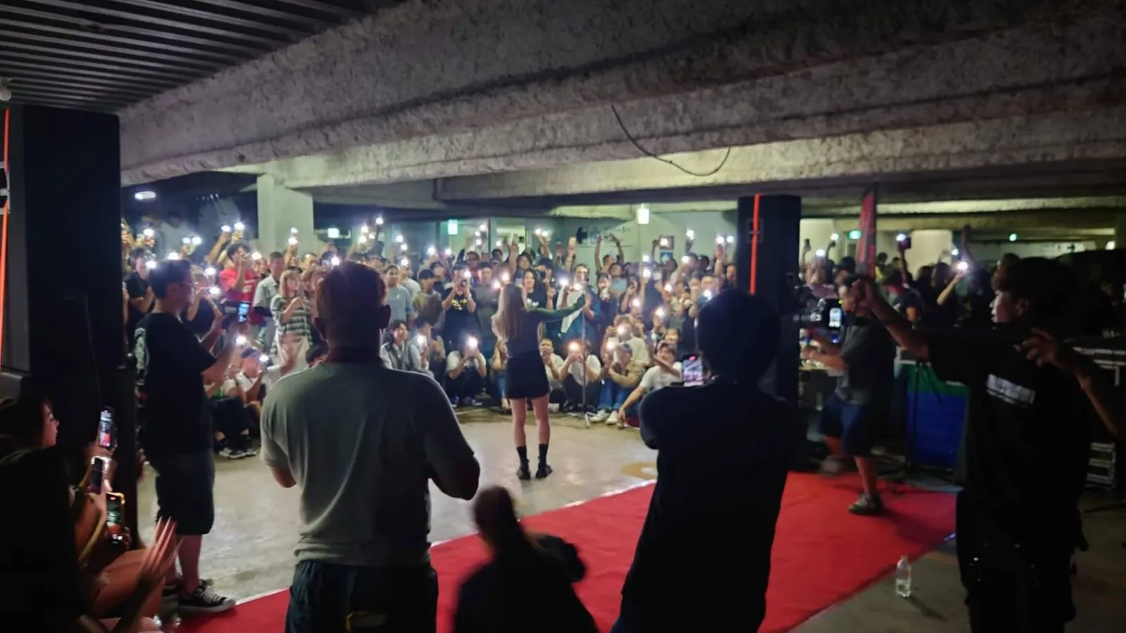 ナイトイベントでのストリートライブ！歌っている人は〇ひるさん。ご存じの方いらっしゃいますか？