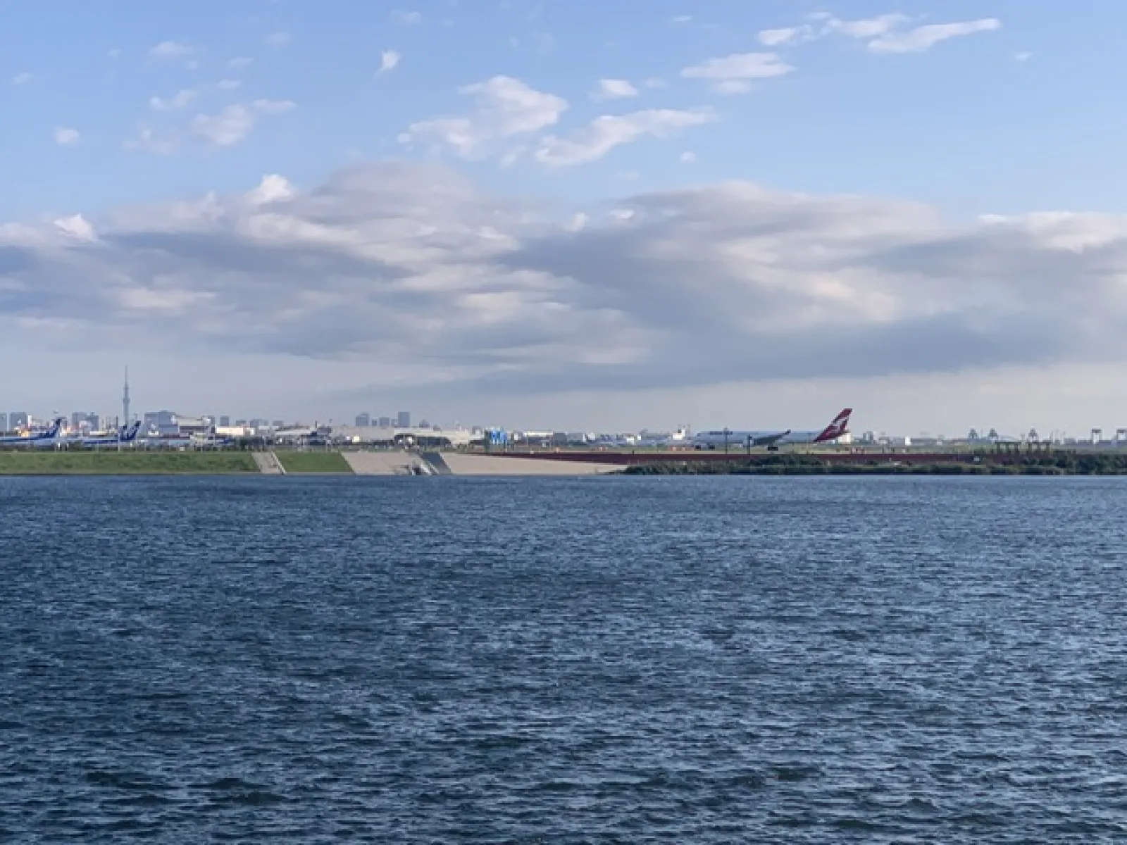 川崎に泊まったら羽田空港の飛行機やん