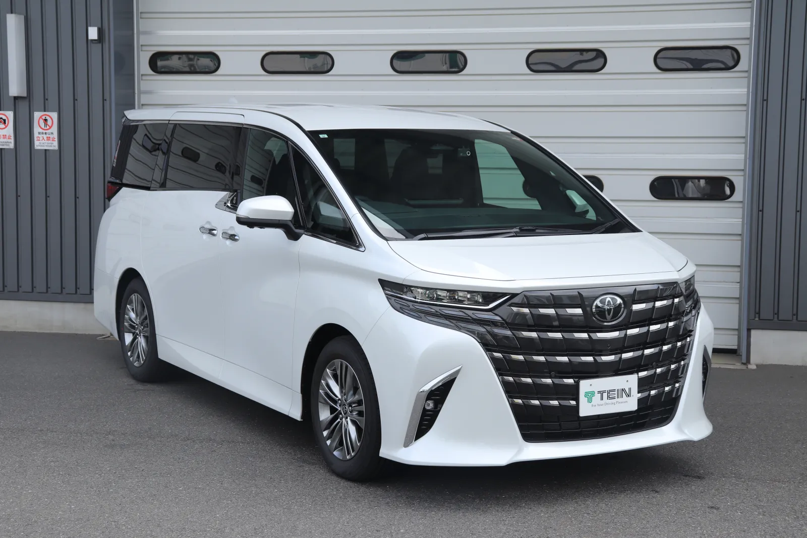 しんがたアルファードが なかまに なりたそうに こちらをみている