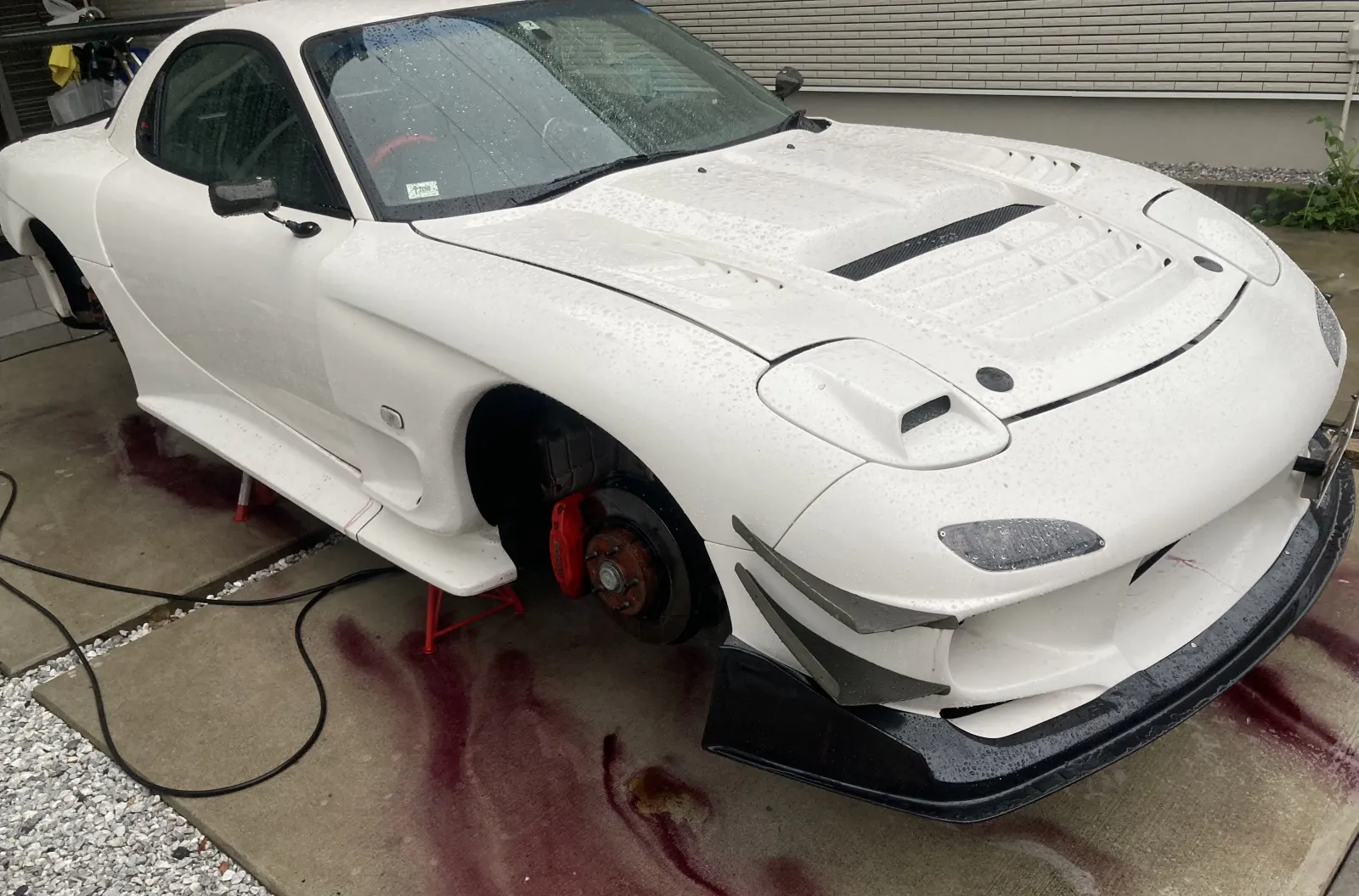 ハッシュタグ＃「わたしのこだわり洗車」
徹底的にやる時は車体上げて洗車します！