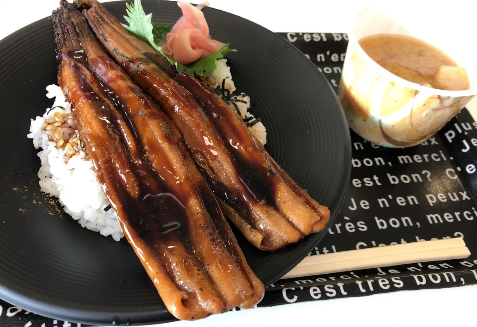 お気に入りは大きなアナゴが乗ったアナゴ飯です。一度食べたら病みつきになります。
