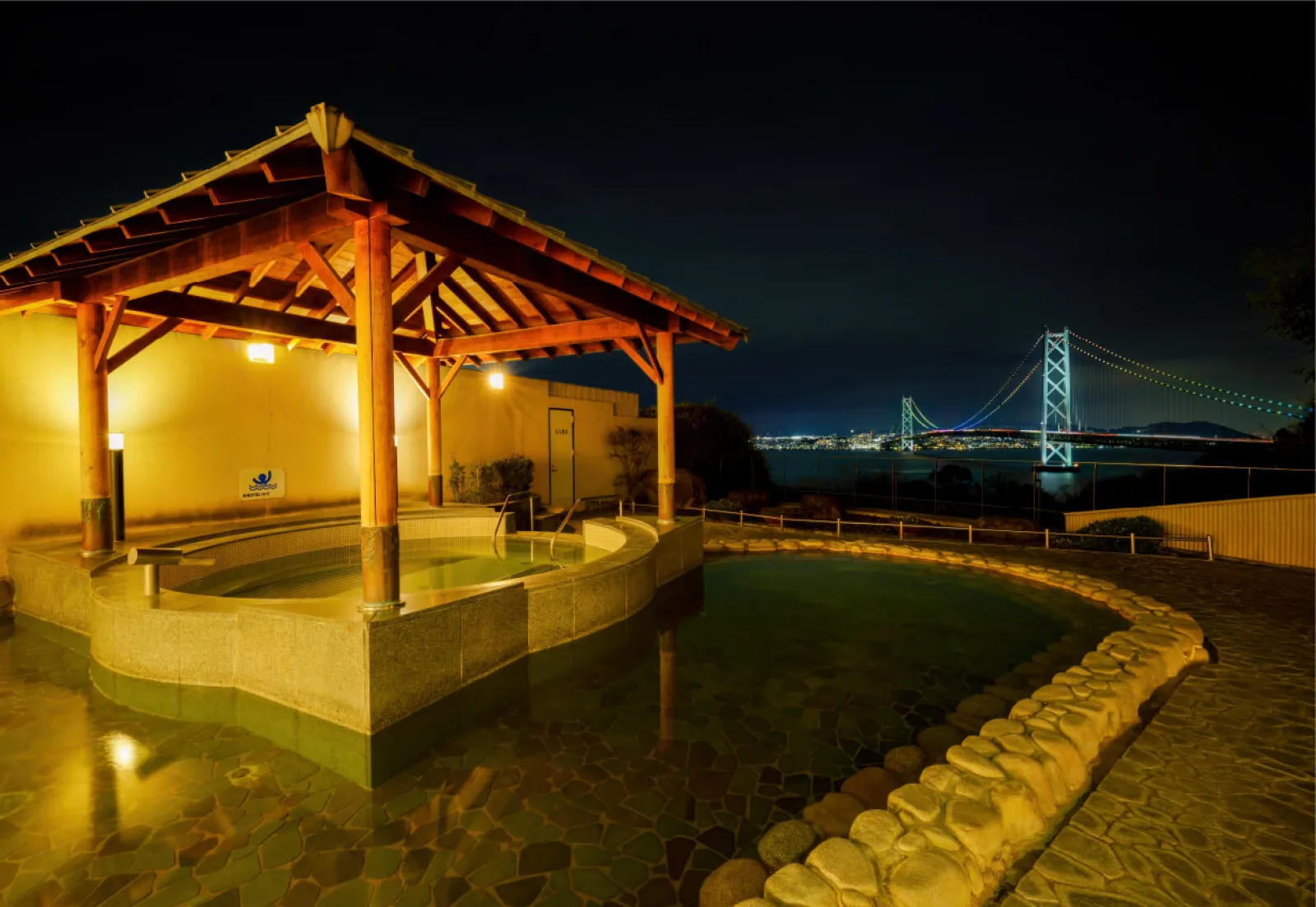 日が落ちると目の前に明石海峡大橋！絶景です。(*´▽｀*)
いつまでも眺めていたいです♪