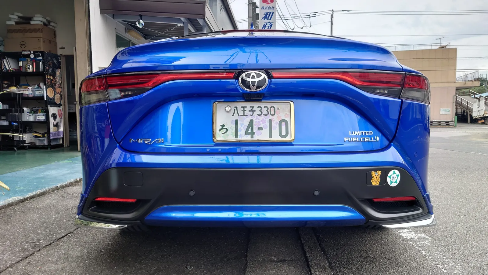 リアにオプションパーツ取り付け。
　
塗装代だけて6万弱したわょ(*´∀｀*)
真ん中の部品とメッキ部品の両サイドのカタログ304番。
　
素地8万＋塗装6万＋工賃2万で
ちょいとサービスしてくれてだいたい14.5万
　
GRのステッカーは静電気放電用です(トヨタ純正)
　
自分的にはリフレクタの下のハの字形状にメッキカバーをつけるほうが良さそうな気がするんだけれどね。
　
黒色部分は真っ黒ではなくて、ちよいとメタリックが入った黒です。