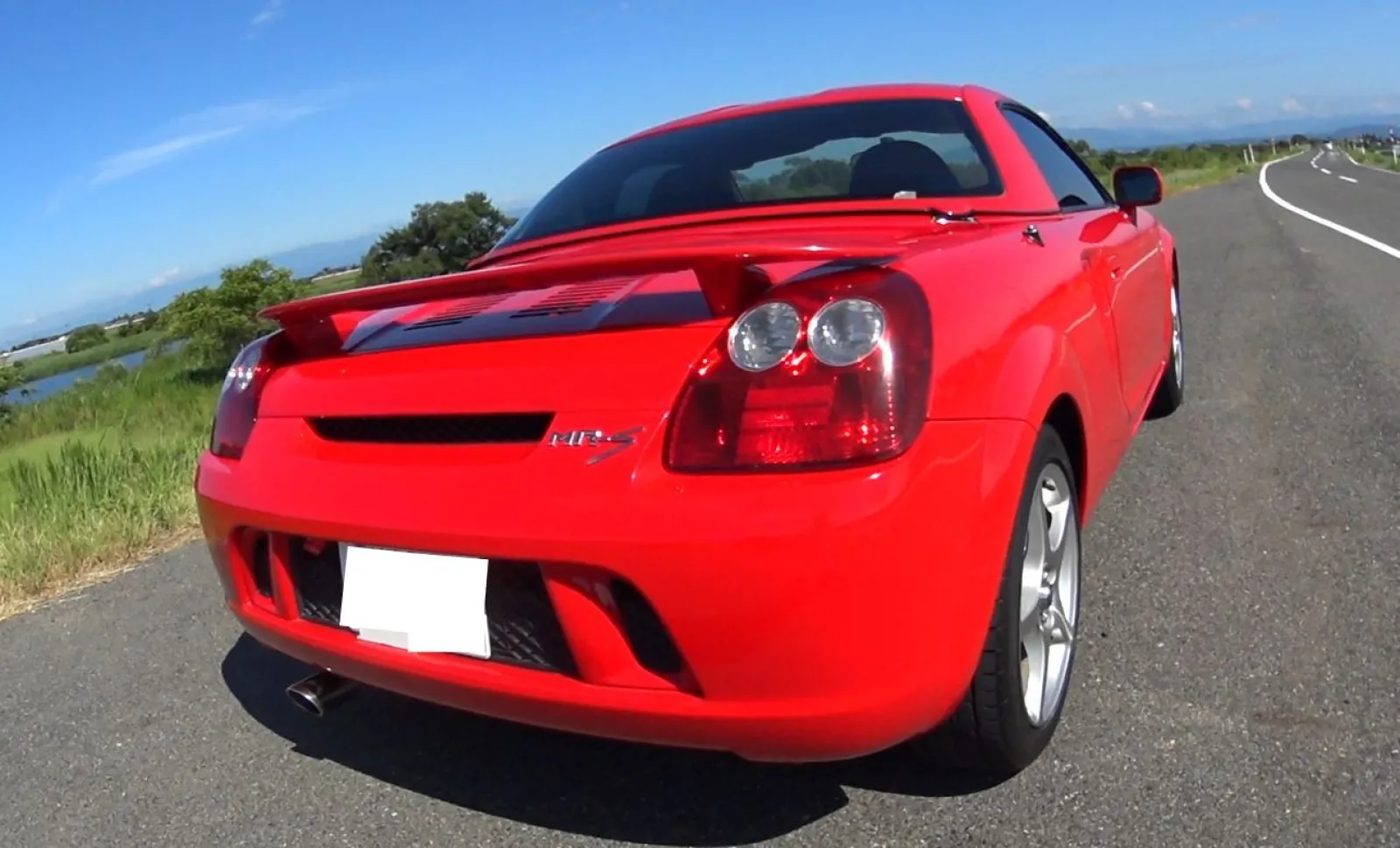 そうです。トヨタのMR-Sでね。紹介します。
２シーターミッドシップMR2の後継車として誕生したMR-S。
前期型は軽量コンパクトなオープンスポーツとして開発されました。

ミッドシップエンジン＋リアドライブというレイアウトは踏襲し、新たにオープンボディを得て軽快な走りが楽しめます。
またショートオーバーハングでヨー慣性モーメントを小さくしたうえに、2450mmというロングホイールベースで優れた操舵応答性と収束性を両立したため、MR-2より扱いやすさが格段にアップしています。