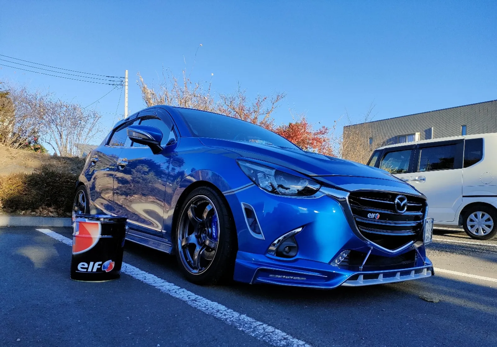 エンジンオイルはelf EVOLUTION C3 5W-30を使っています。
Mobil1ESPやSUNOCOスヴェルトユーロ、wynn'sロングライフ、レスポなど様々なオイルを使ってきましたがスポーツ性能や洗浄力のコスパを考えるとelfが一番だと思います。