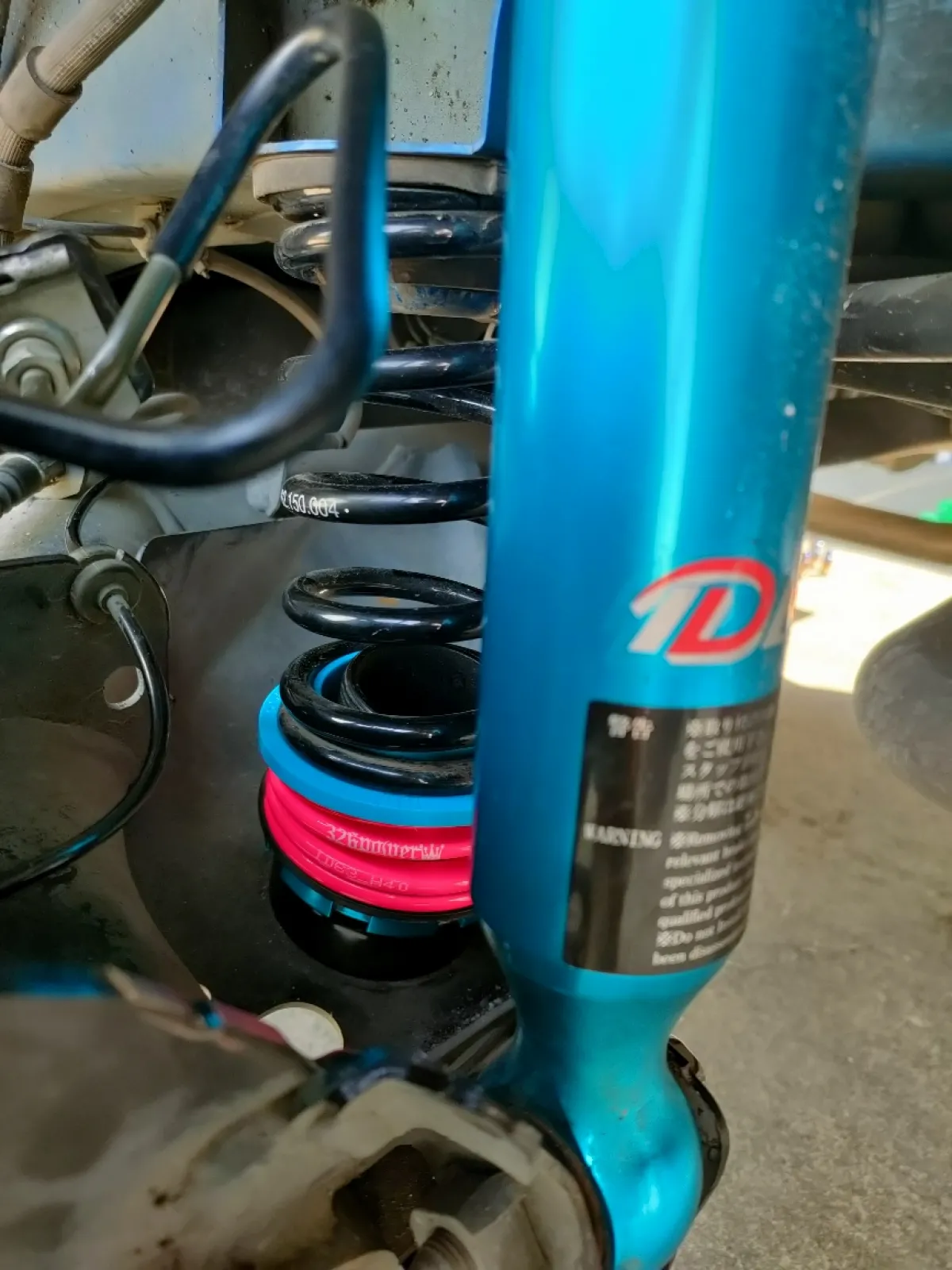 リアはiDEAL車高調純正のH180の3kを使っていましたが、キャンバー角と車高変更に伴いオーデュラ蹴脚のH150の4kにしました。