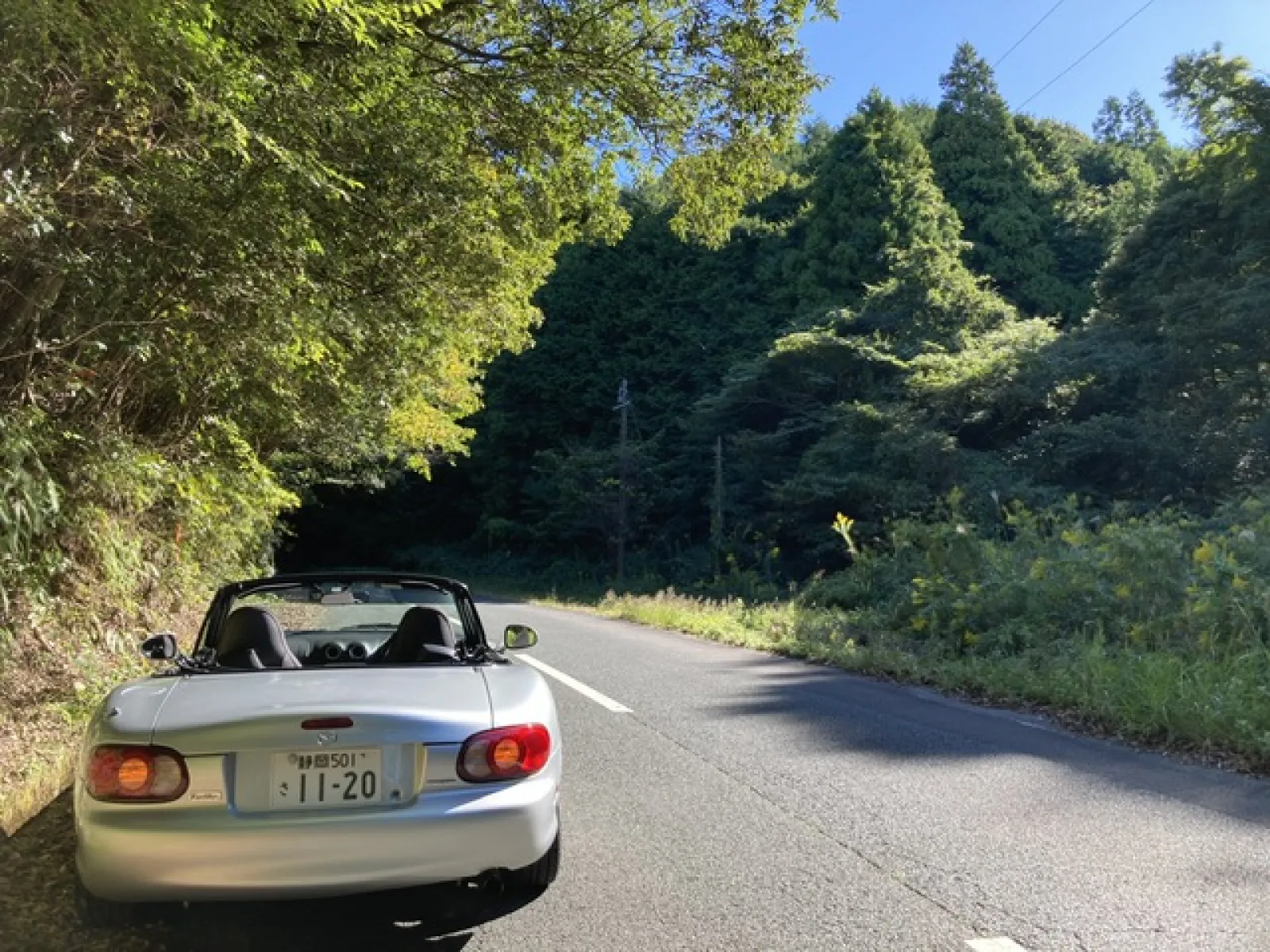この先途中から旧東海道に合流します。
旧東海道は車一台が通れるくらいしかありません。ところどころに今は待避スペースがあります。駐車場は5、6台分くらいです。