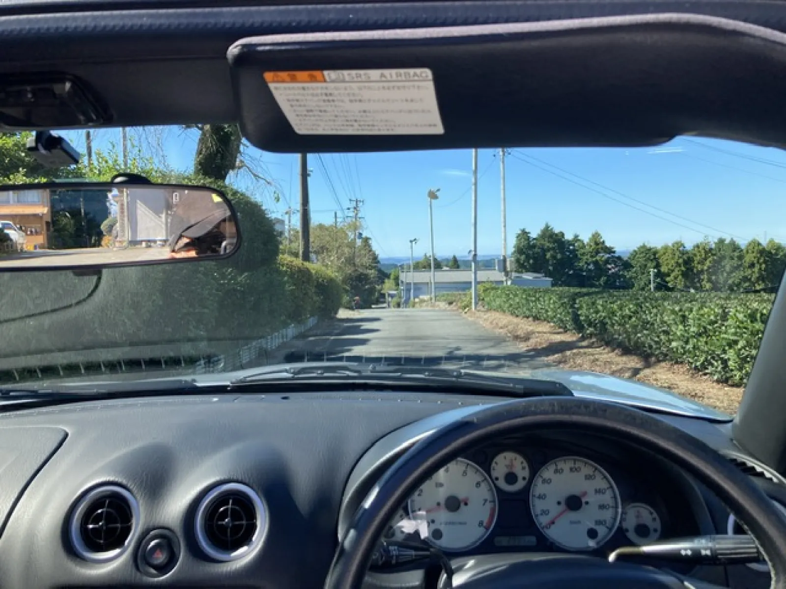 西に向かって戻ります。
遠くに浜松駅のアクトタワーが見えます。
峠から見えると、旅人はほっとしたことでしょう。

旧東海道のこちらも、今はハイキングコースとなっています。歩いて廻るのも良いですね。

今日は、小夜の中山峠の紹介でした。