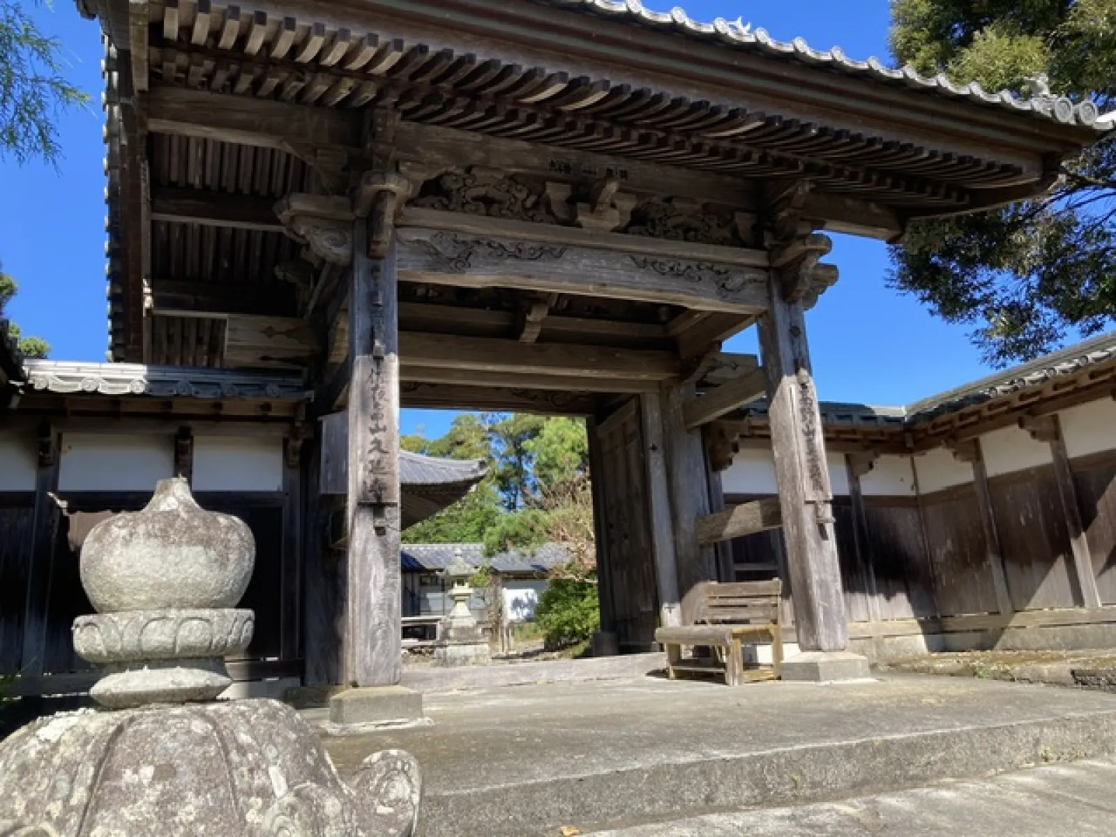 先ほどの、子育てあめの話が伝わる、高野山真言宗、久延寺。この地に住んでいたお石さんという女性がお腹が痛くなり苦しんでいたところに、ある男が通りかかって、介抱したが、お石さんがお金を持っていたことが分かると、殺して奪い去った。その時の傷で懐妊していた子が生まれた。お寺ではあめを子に与えて育てた。
その子は刀鍛冶になり、ある時、刀の刃こぼれを直しに来た者に聞いたところ、小夜の中山で女を切り捨てた時に、丸石に当たって出来たとはなし、母を切り捨てた男とわかって、仇討ちをすることができた。その後、弘法大師が通りかかってこの話を聞き、石に仏号を刻んで行ったといわれている。
