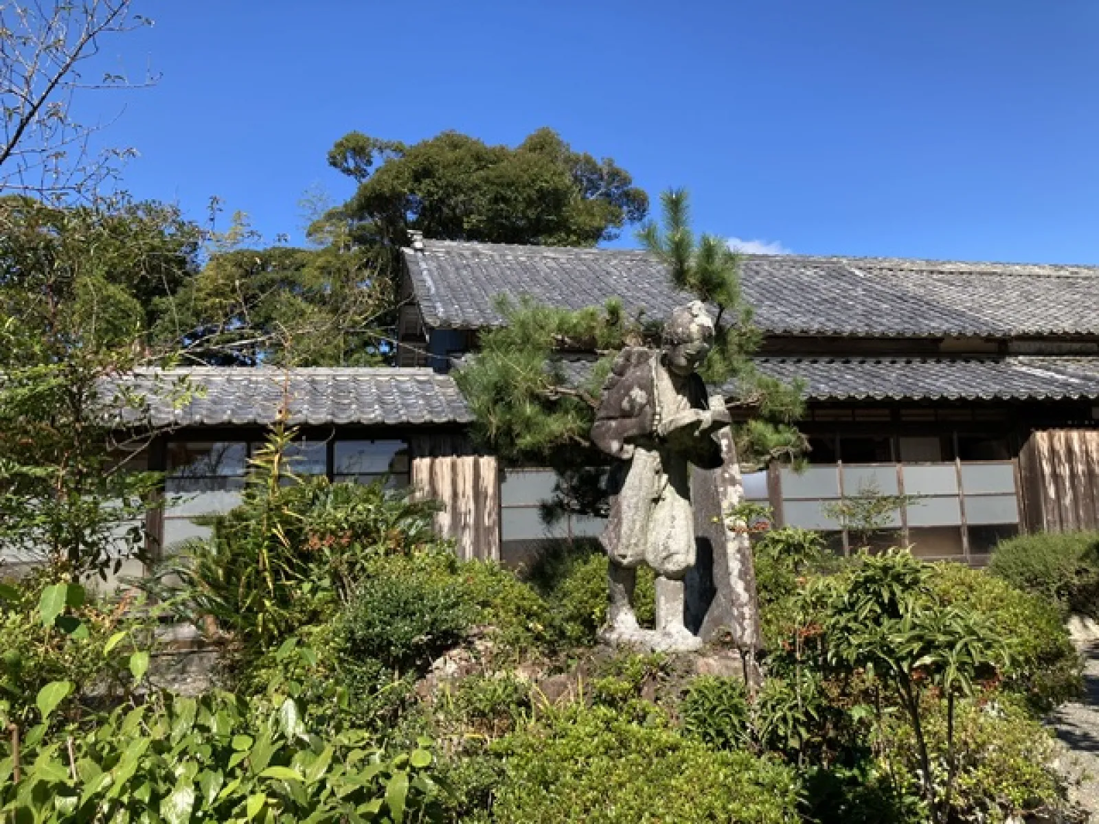 隣には、二宮金次郎の像がありました。