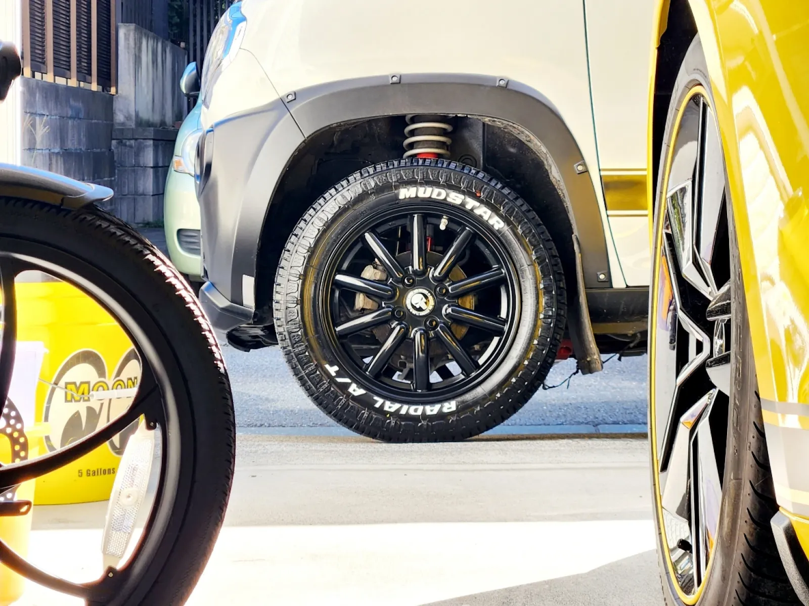 先日タイヤ交換しました。
NANKANG MUDSTAR 175/65R15に交換
そう全く同じモノです。
175/65R15のホワイトレターというモノがあまりなく選択の余地はありません。
まM+Sもお気に入りポイントなんでイイんですが…

3年1カ月約25,000キロ走行
まだイケそうですが
命がかかっているのでね🤭

【90,982km】