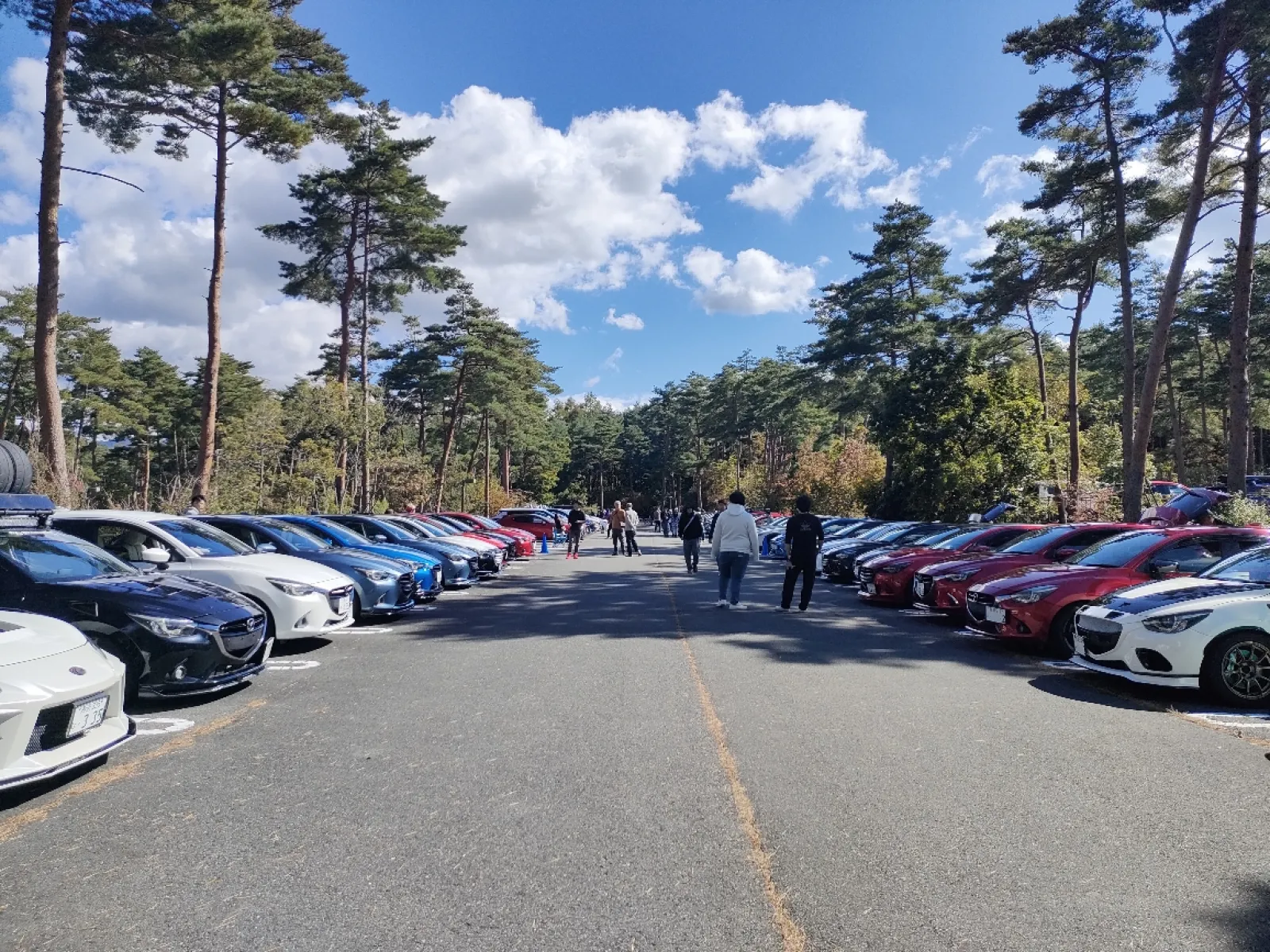先日は富士山パーキングでオフ会を開きました。
マツダ車以外にもiQや新型86、BRZも集まり合計で77台ご参加頂きました。
