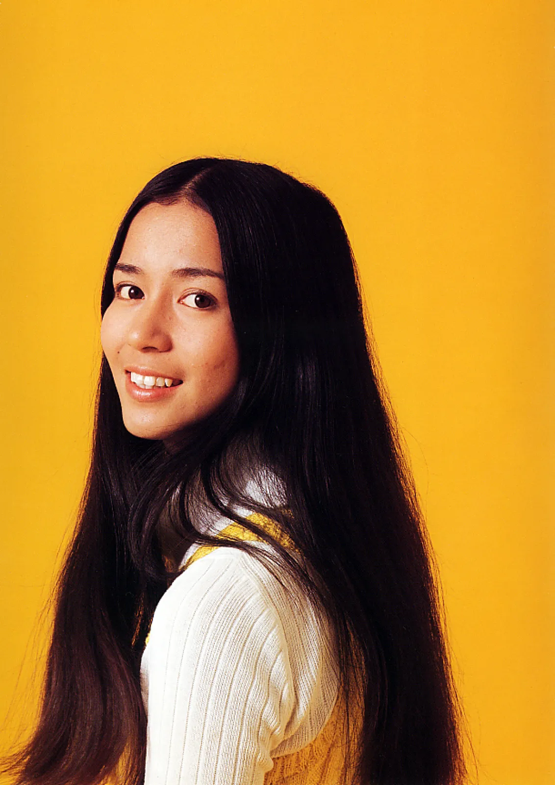 しかも、南沙織さんはオーディションなどではなくて、１枚の写真だけでCBSソニーに見いだされてわずか３か月でデビューしてしまいます。ビジュアルの勝利ですね。



「哀愁のページ」
Say do you know what loneliness is ?
I believe it's one of girl's happiness

秋の風が吹いて 舟をたたむ頃
あんなしあわせにも 別れがくるのね
あやまちなんて 誰にもあるわ
あなたの事も 思い出
そして知らん顔で 時は過ぎてゆく
さよならするたびに
大人になってゆく 恋人たち

歌：南沙織
作詞：有馬三恵子
作曲：筒美京平