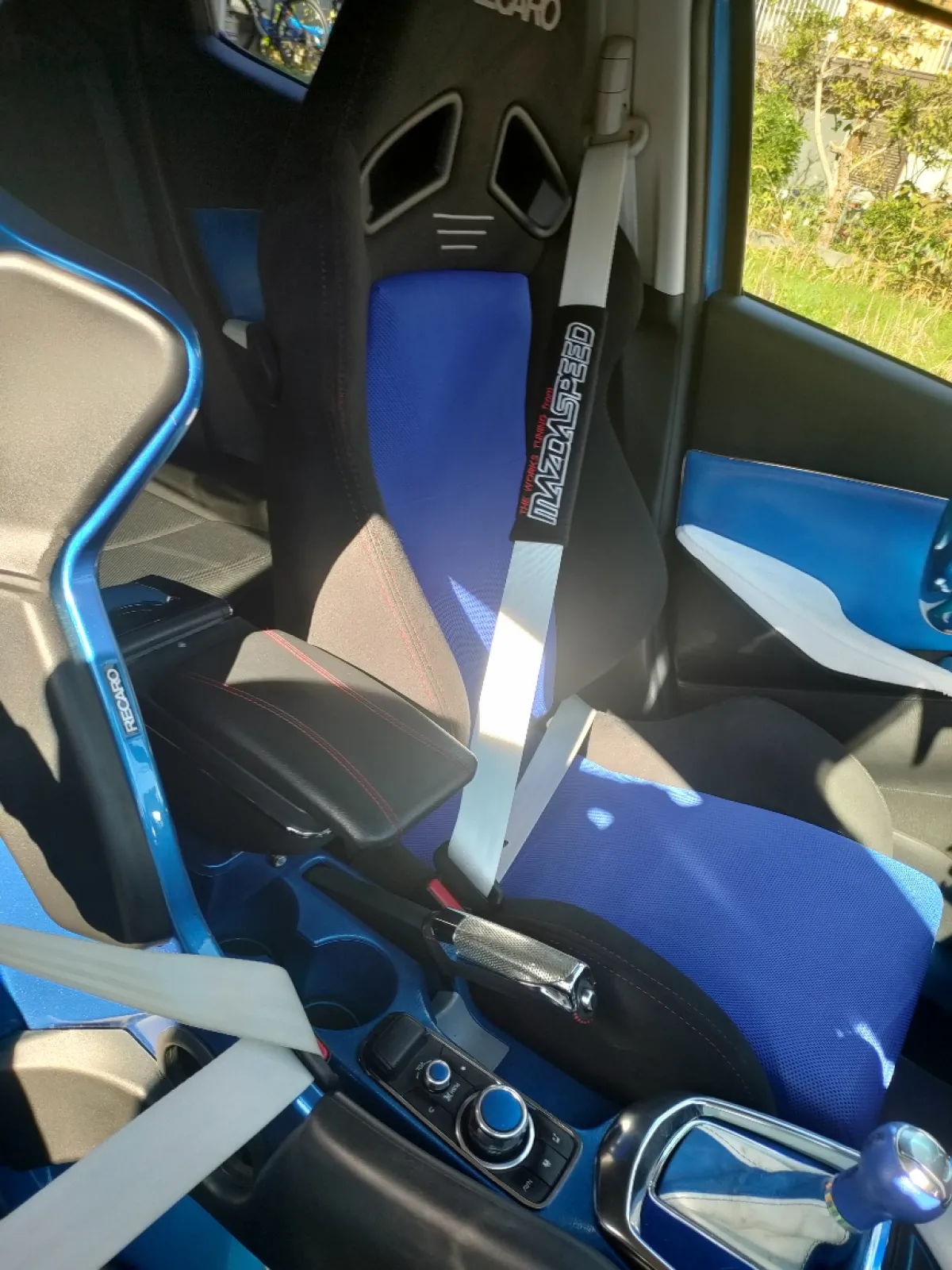外した順に戻して完了。
MAZDASPEEDのシートベルトカバーの色が合わないので新しいのを発注しました。