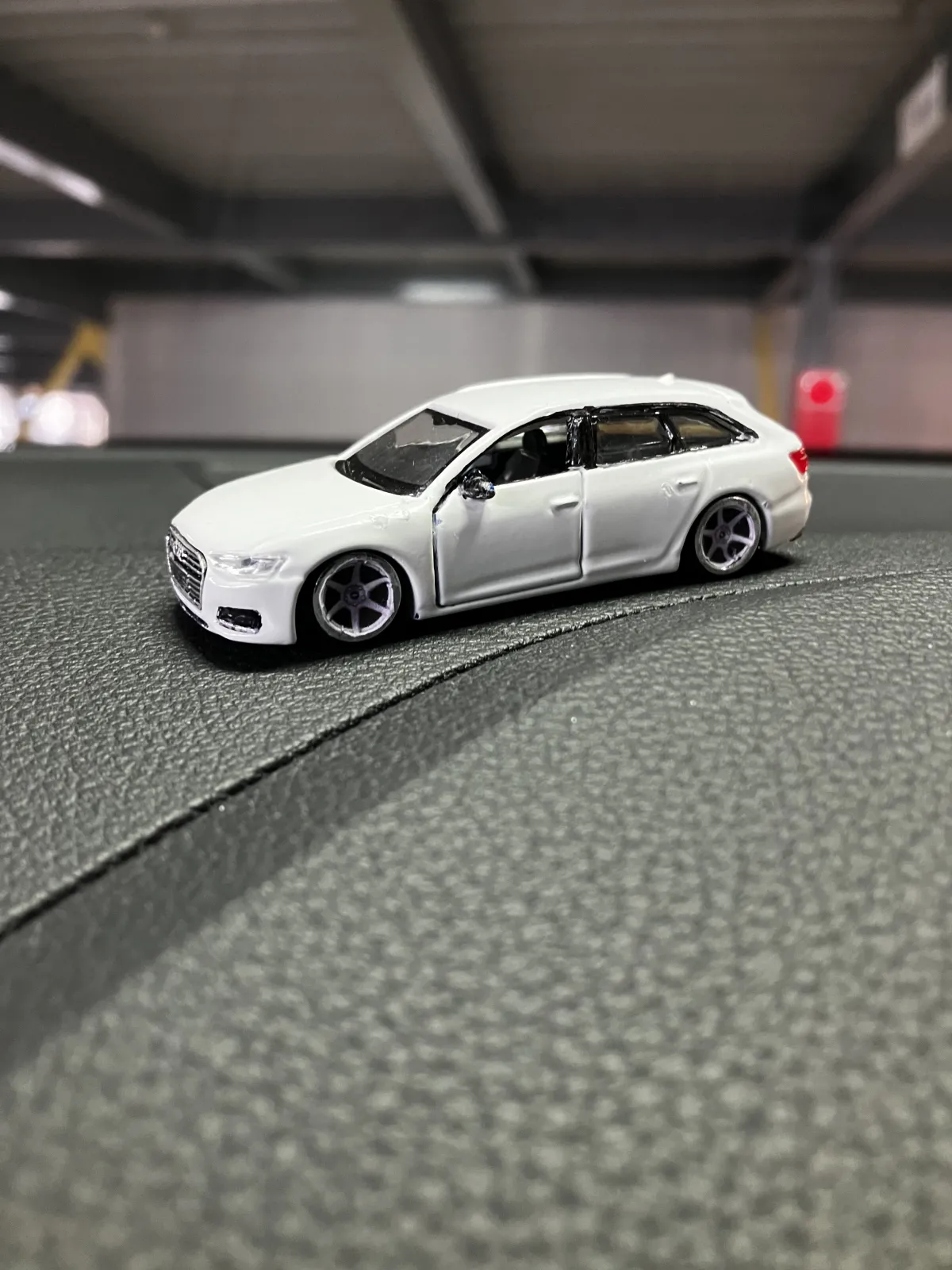 毎度車が変わると制作してくれるミニカー！
息子がせっせと作ってくれます！感謝😃

今回ブルーのA6を改造してくれました、ホイールもちゃんとworkです🫡