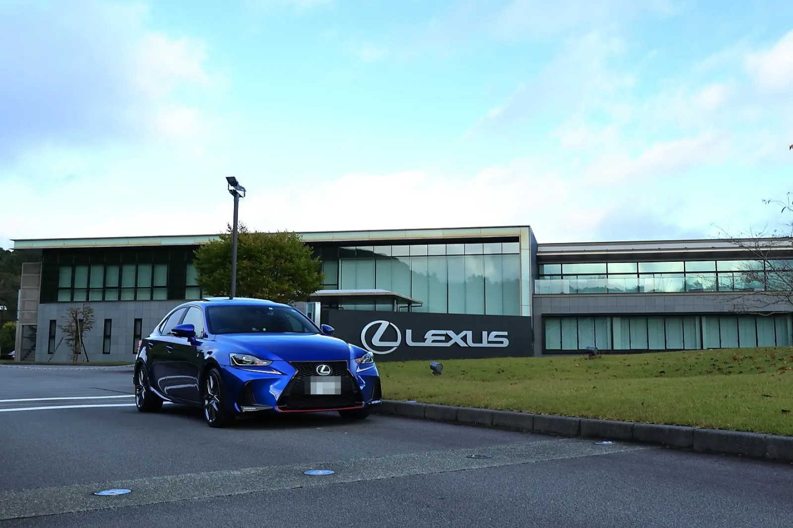 富士に来たらここでの記念撮影は鉄板。
レクサス店舗スタッフの研修施設、レクサスカレッジ。
