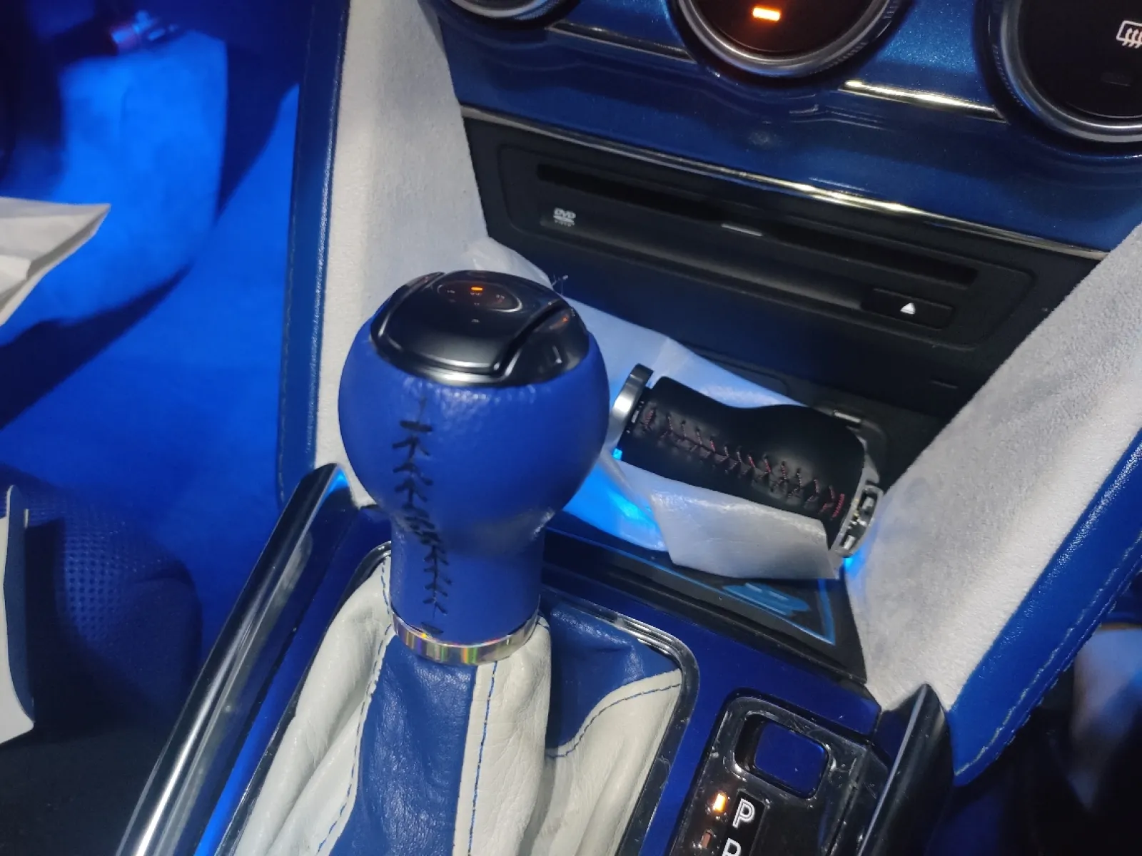 デミオATの社外シフトノブはAutoExeしかありません。しかし定番になり過ぎているので形状的に同じロードスター純正シフトノブにしてみました。