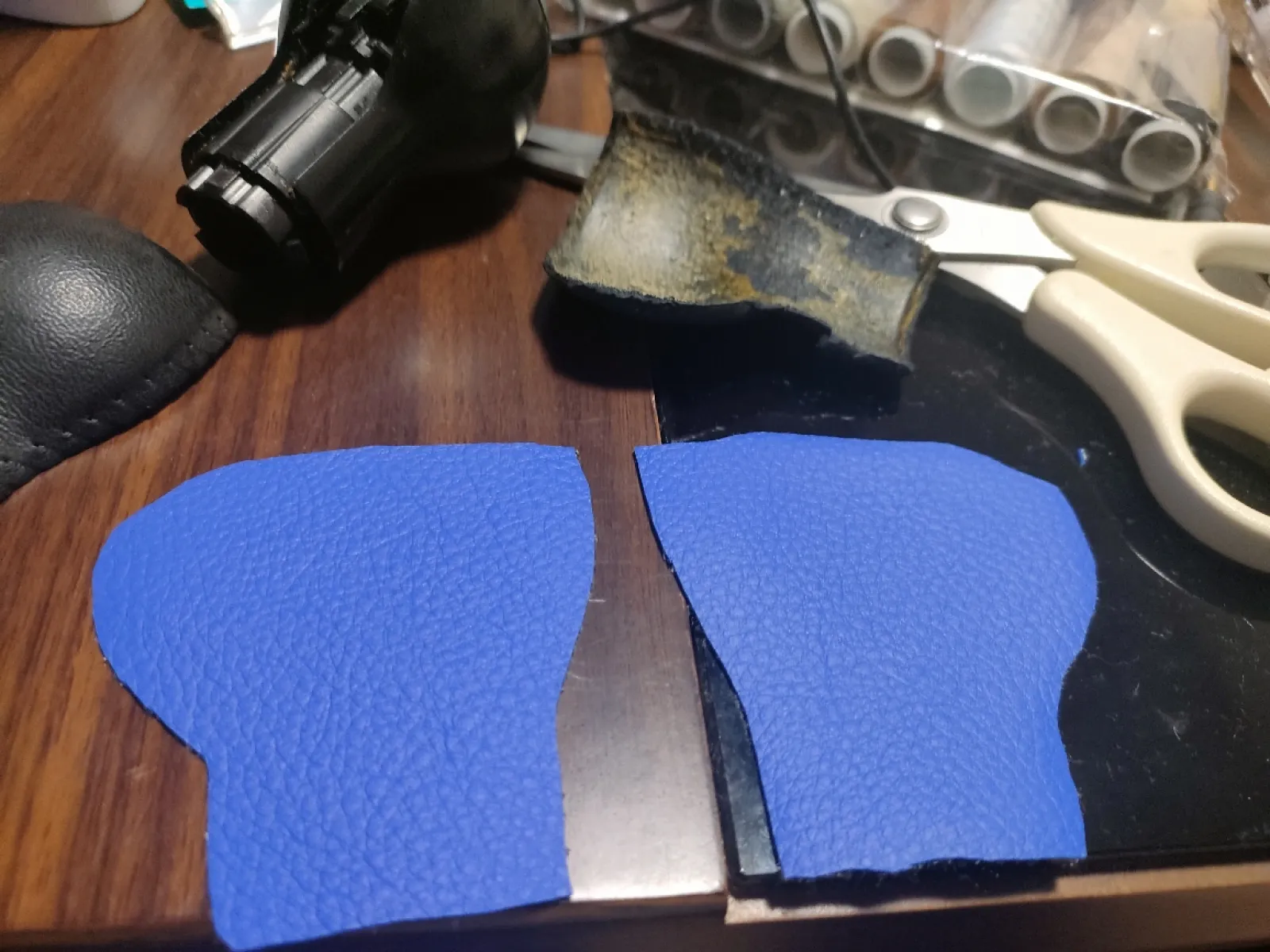 ブルーのレザーを同じ大きさで切り出します。後で伸びる量も考えて球体部分は少し小さめにします。