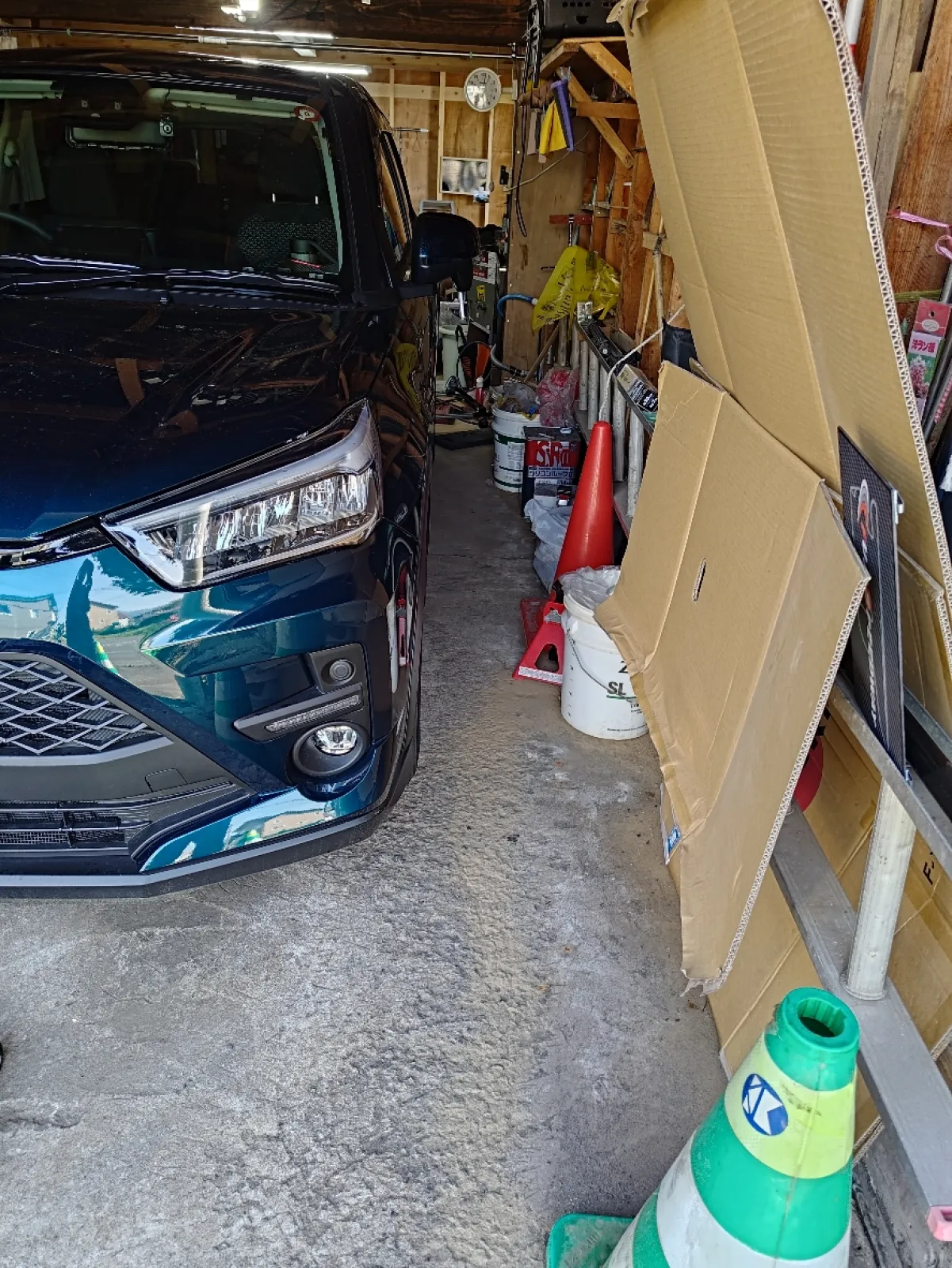 雪虫がいっぱいいるんで車庫内交換
ライズくんでギリギリタイヤが通る程度、低床大型ジャッキは通らなかったので前後で交互に交換しましょう