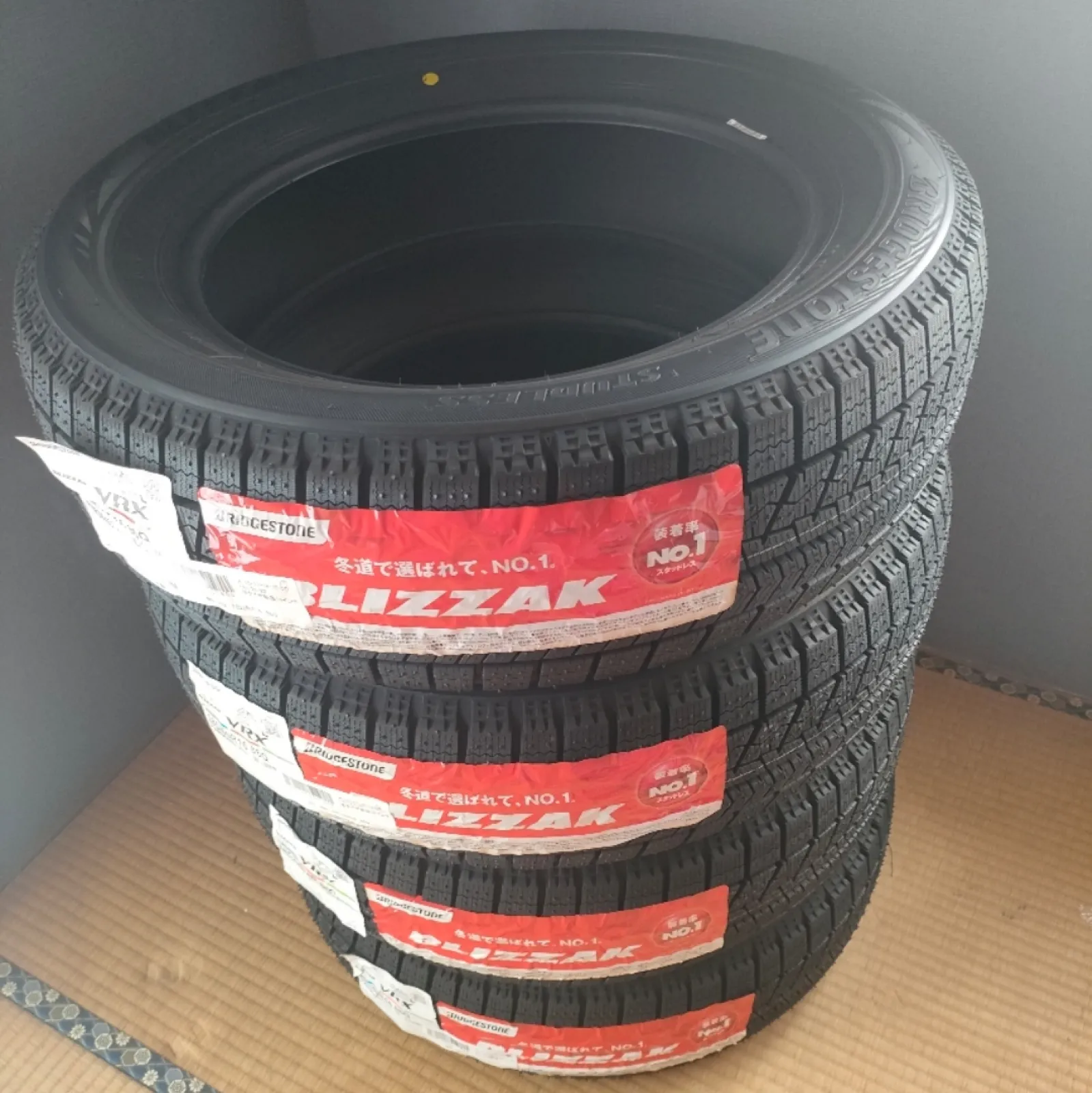 スタッドレスを新調。
ADVAN信者ですが埼玉は雪よりアイスバーンが怖いのでブリザック一択。
スタッドレスは面圧が大事なので純正と同じサイズの185/60 R16です。