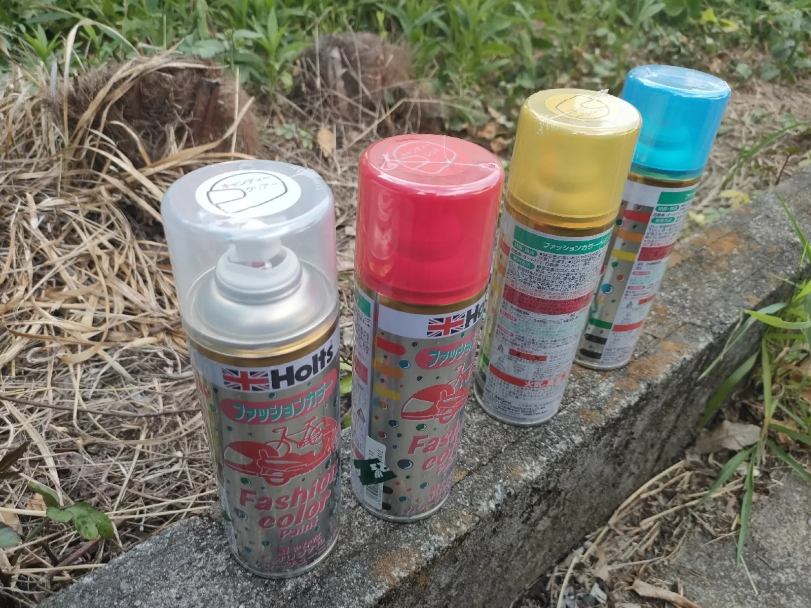 カラーは3色とクリアー。
マフラーに塗る場合は紫もあると良いらしいです。