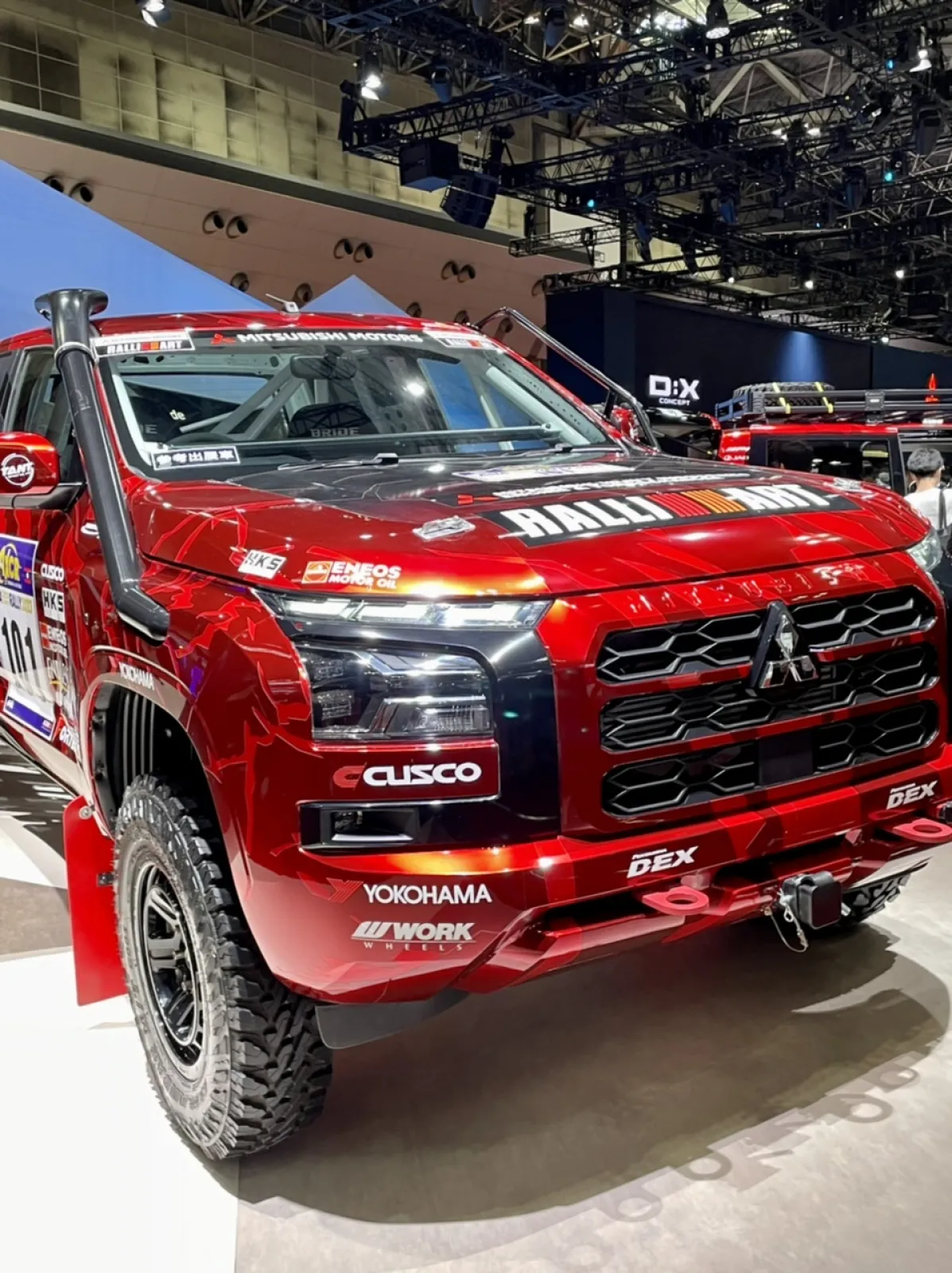 JAPANモビリティショウな三菱ブースのトライトン☆アジアクロスカントリーラリー2023参戦車両とのこと。この存在感!めっちゃカッコイイ！
このカラーで限定発売すればイイのに!!