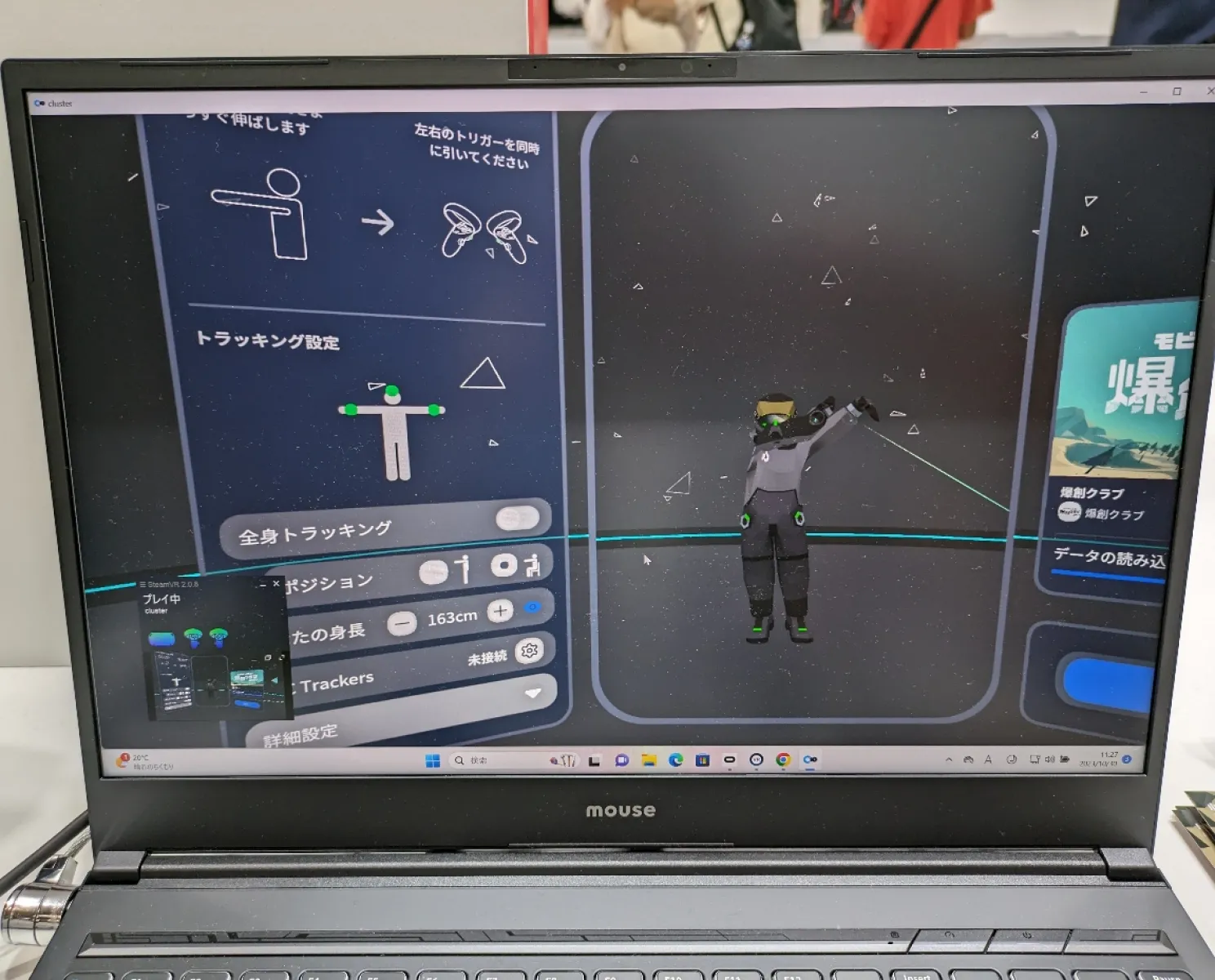 ゲーム内容を説明いただき、ここからVRゴーグルを装着してバーチャルな世界へ。

両手にコントローラーを持ち、操作方法を聞いて、いざスタート！
子供の頃、ファミコン・ゲームボーイがメインで、辛うじてスーパーファミコンを少しだけ触らせてもらえた程度の私には、想像以上に難しくて🤣

ゲーム時間自体は５分くらいだったかな？
終わってゴーグル外したら、汗びっしょり！
大の大人が１人で冷や汗かきながら、必死でゲームをする姿は、きっとシュールだったことでしょう(笑)

バーチャル空間内にクルマに装備できる色々なパーツがあり、クルマでアタックすると装備品がどんどん増えていきます。

ただ、下手すぎて壁に追突してばかりで、全然ゲットできませんでした😅