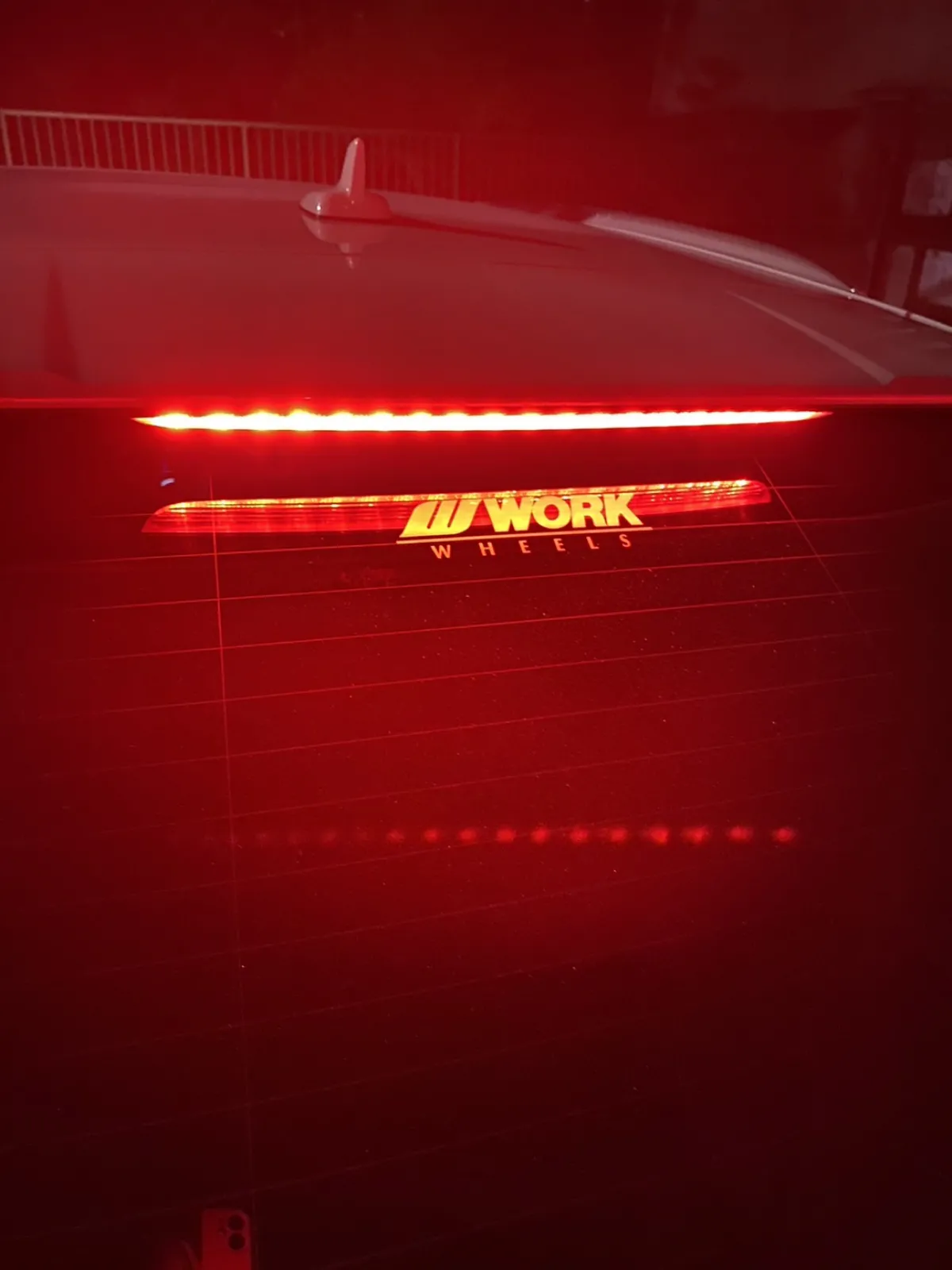 そしてリアにもworkステッカーを貼り付けて満足までは良かったのですが、運転中にふと思いました。。。


そういえば純正オプションのフロントandバックのドライブレコーダーのカメラの場所が…..