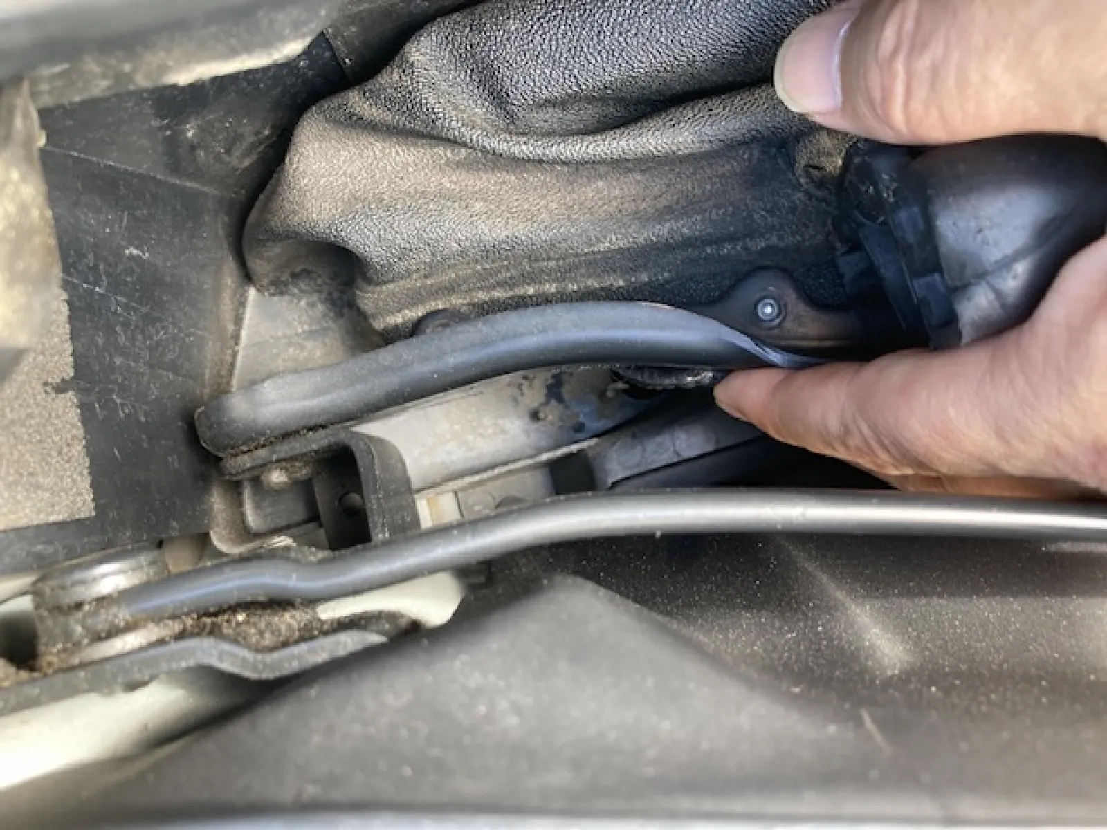 ゴミ詰まりは落ち口ＯＫ。
90c mの銅製の3 m mパイプを刺し込んで
ボディ下まで排水パイプ内も詰まっていないか、確認するのがおすすめですね。
NDはワイヤーがいいです。