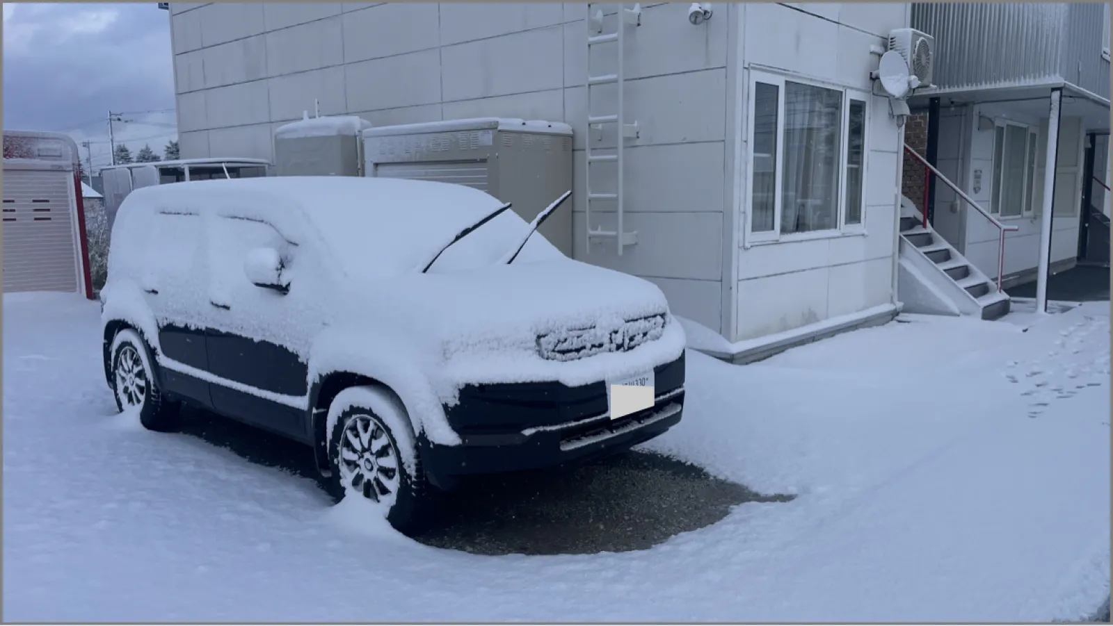 今住んでいる北海道の北の方。

2023.11.11 初雪ですw
13日まで止まない予報⛄️
このまま根雪になるのかな。。

今年もこの時期が来たなぁと、、朝からバタバタ冬靴を出したり雪掻きブラシを探したり💦

冬のはじまり。
